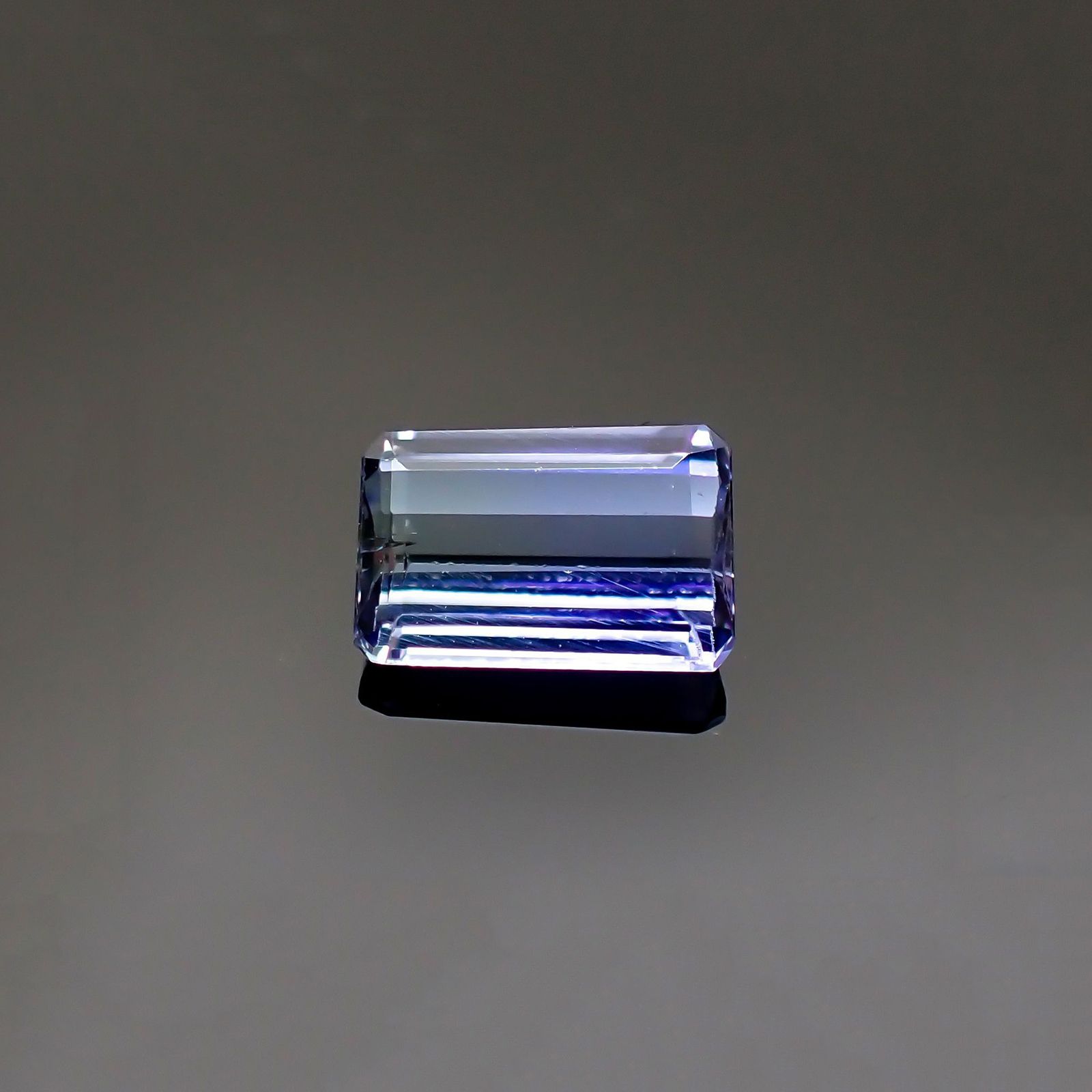 バイカラータンザナイト(宝石名バイカラー・ゾイサイト) タンザニア産 ソ付(彩珠) 0.983ct / 7.2x4.9mm前後 [210610942]