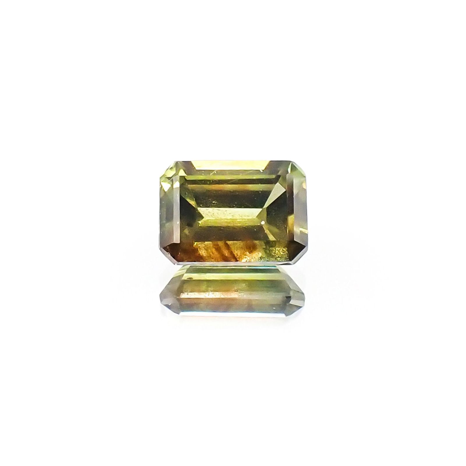 ゴールドシーンサファイア 非加熱(宝石名シーン・サファイア)ケニア産 ソ付(彩珠) 1.183ct / 6.6x4.9mm前後 [231023911]