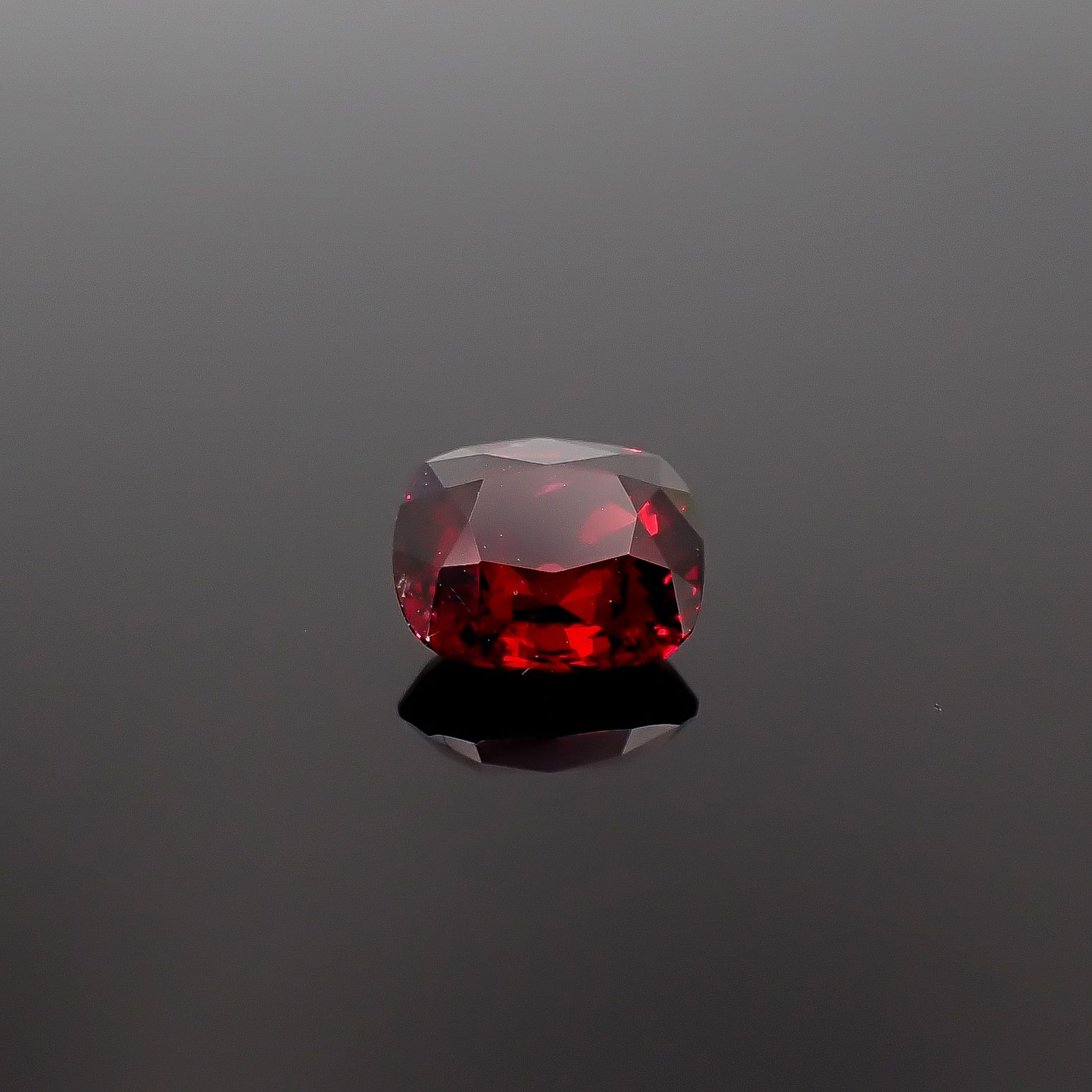 レッドスピネル(宝石名レッド・スピネル)ビルマ産 識別済 1.25ct / 6.8x6.2mm前後 [260331941]