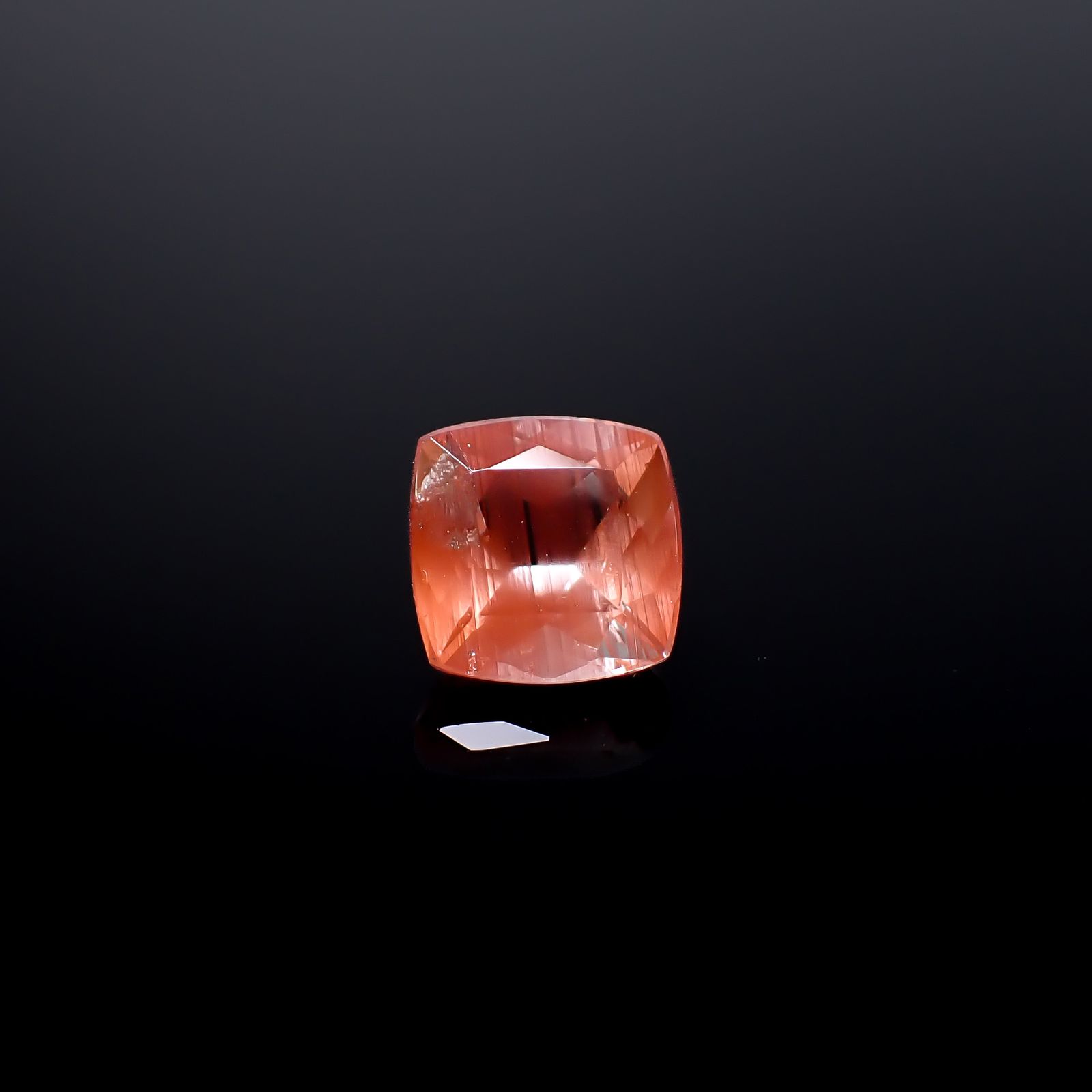 サンストーンスキャポライト(宝石名シーン・スキャポライト)タンザニア産 識別済 1.94ct / 7.6x7.6mm前後 [260832730]
