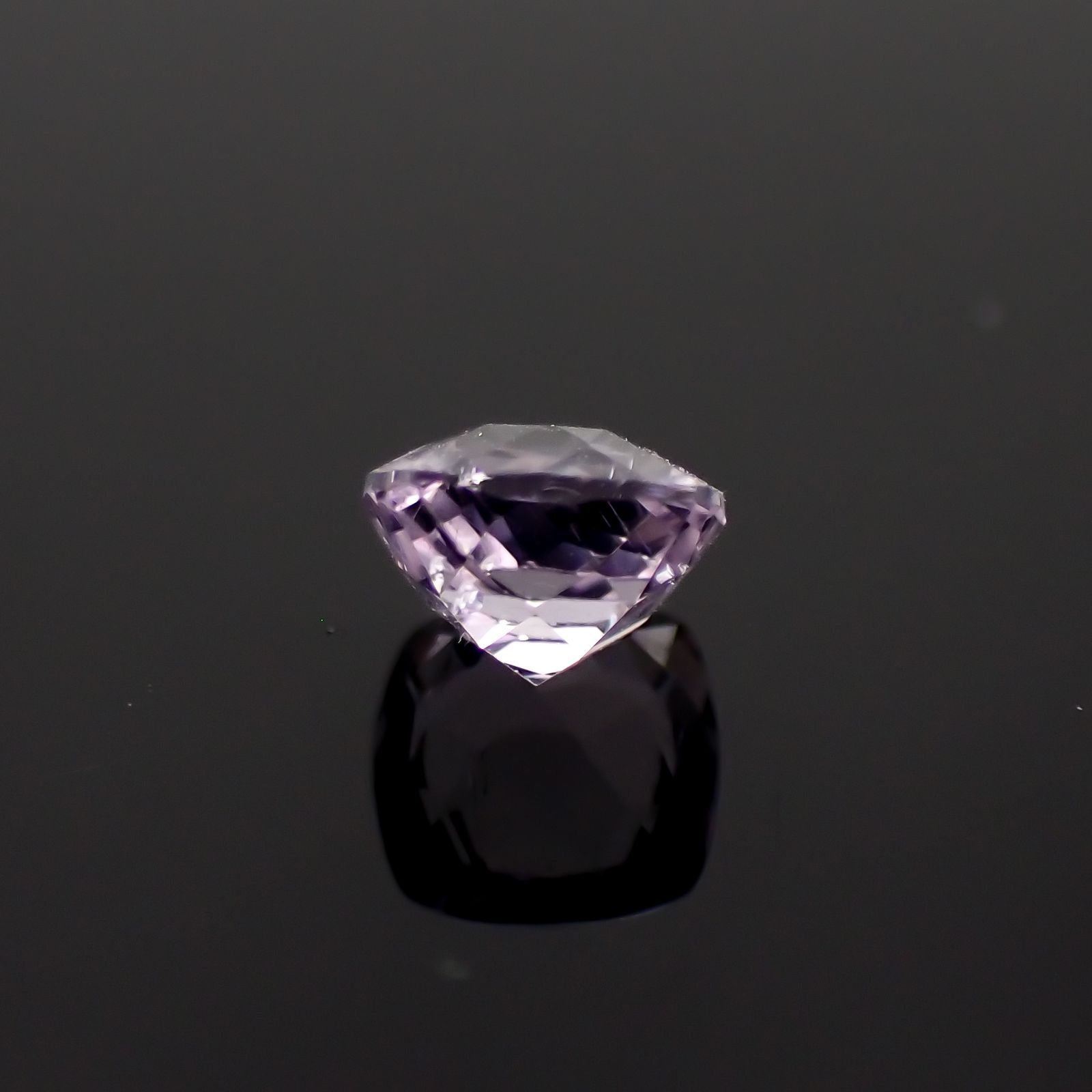 マリアライト フルオレッセンス(宝石名スキャポライト)スリランカ産 識別済 0.66ct / 5.5x5.4mm前後 [251021677]