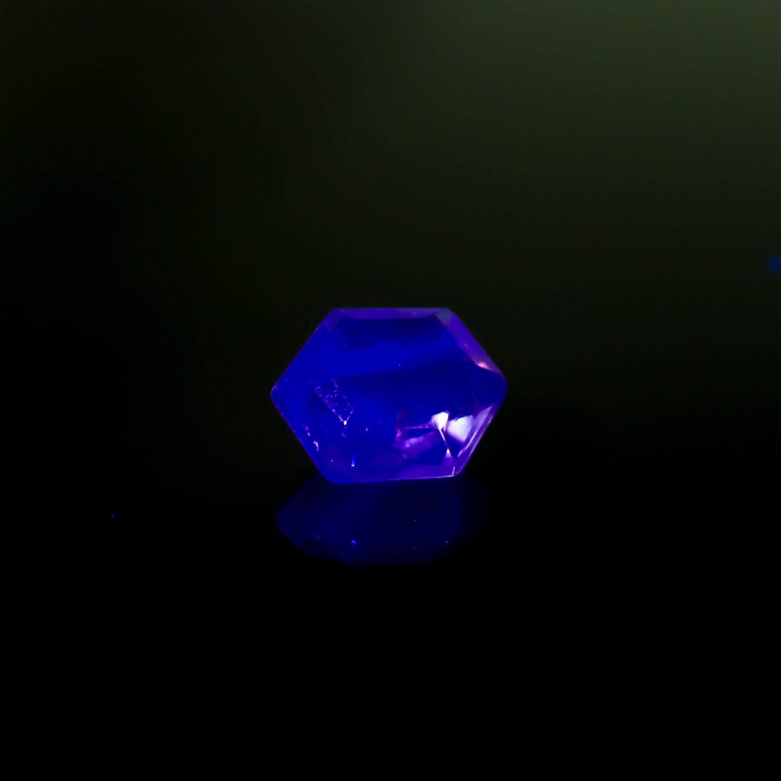 ◇ヘキサゴンカット◇バイカラーフローライト フルオレッセンス 中国産 2.56ct / 9.2x7.8mm前後 [260932782]
