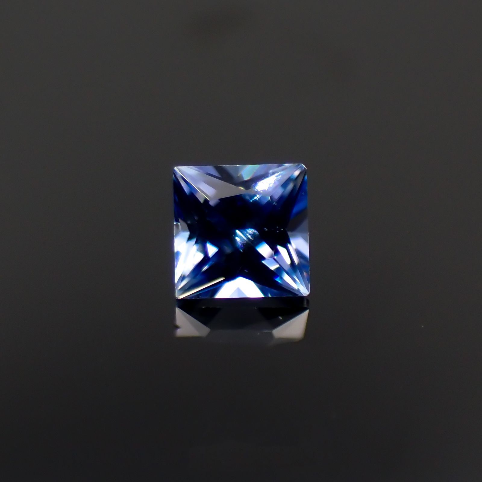 ◇プリンセスカット◇ベニトアイト アメリカ・カリフォルニア州産 0.13ct[221118977]2.7x2.7mm前後