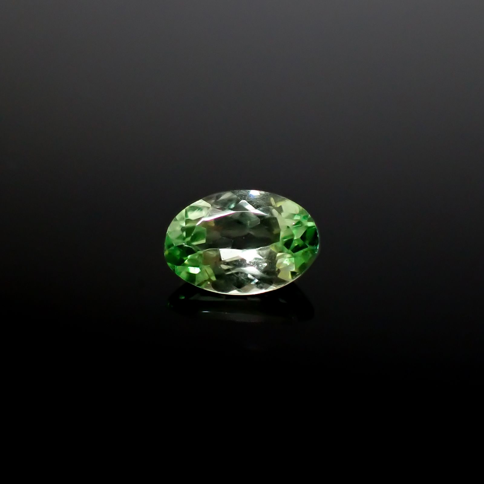 ミントガーネット(宝石名ガーネット)タンザニア産 0.48ct 識別済[241229613]5.9x4mm前後