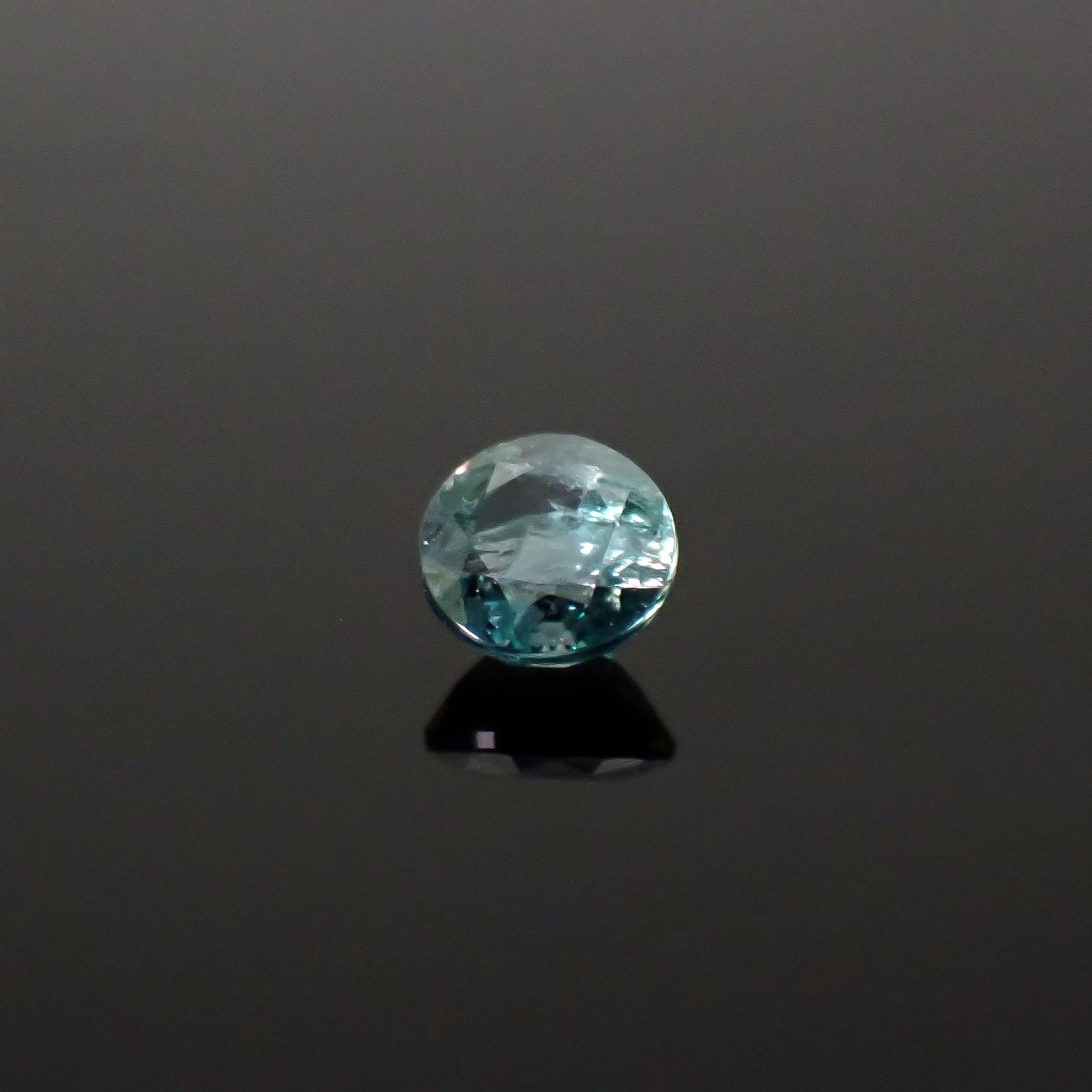 シルキーアレキサンドライト ブラジル・ミナスジェライス州ヘマチタ鉱山産 0.28ct / 3.7x3.7mm前後 [250931023]