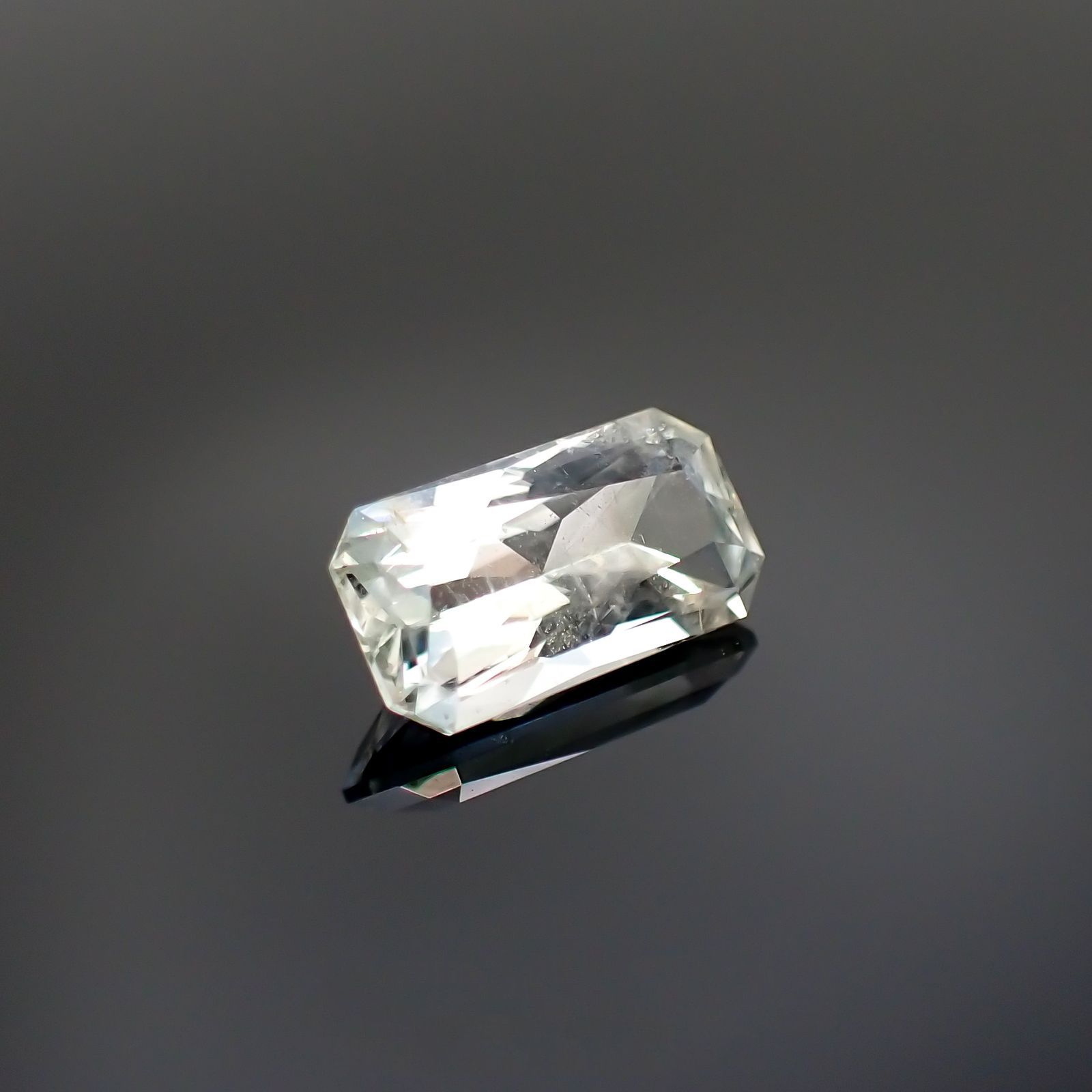 ジェレメジェバイト(宝石名エレメージェバイト)ナミビア産 1.418ct ソ付(彩珠)[230823130]9.2x5mm前後