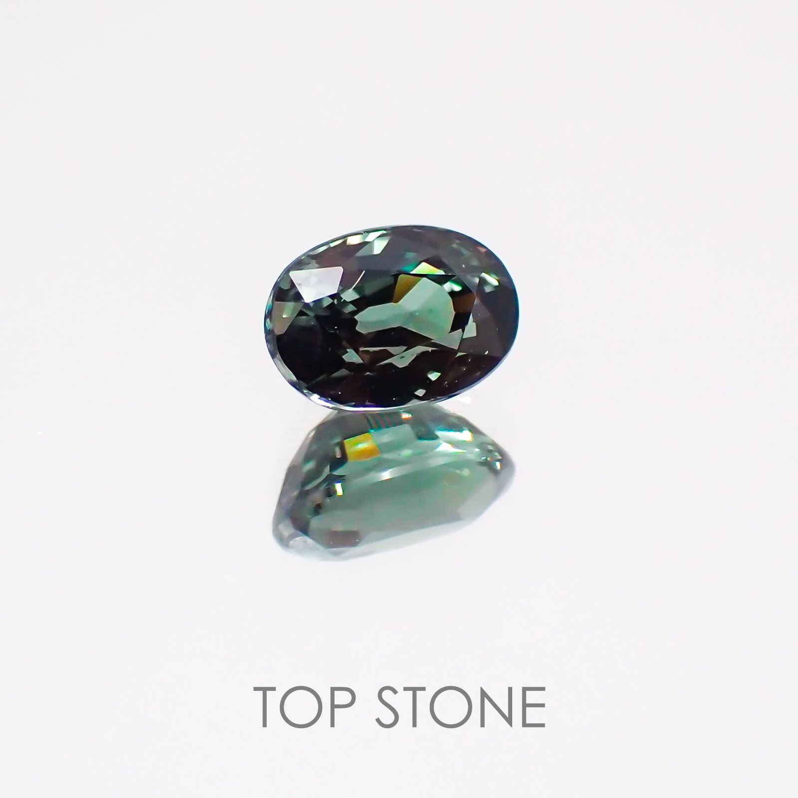 カラーチェンジガーネット(アレキタイプ) マダガスカル・ベキリー産 ルース 0.712ct[21029472]5.9×4mm前後