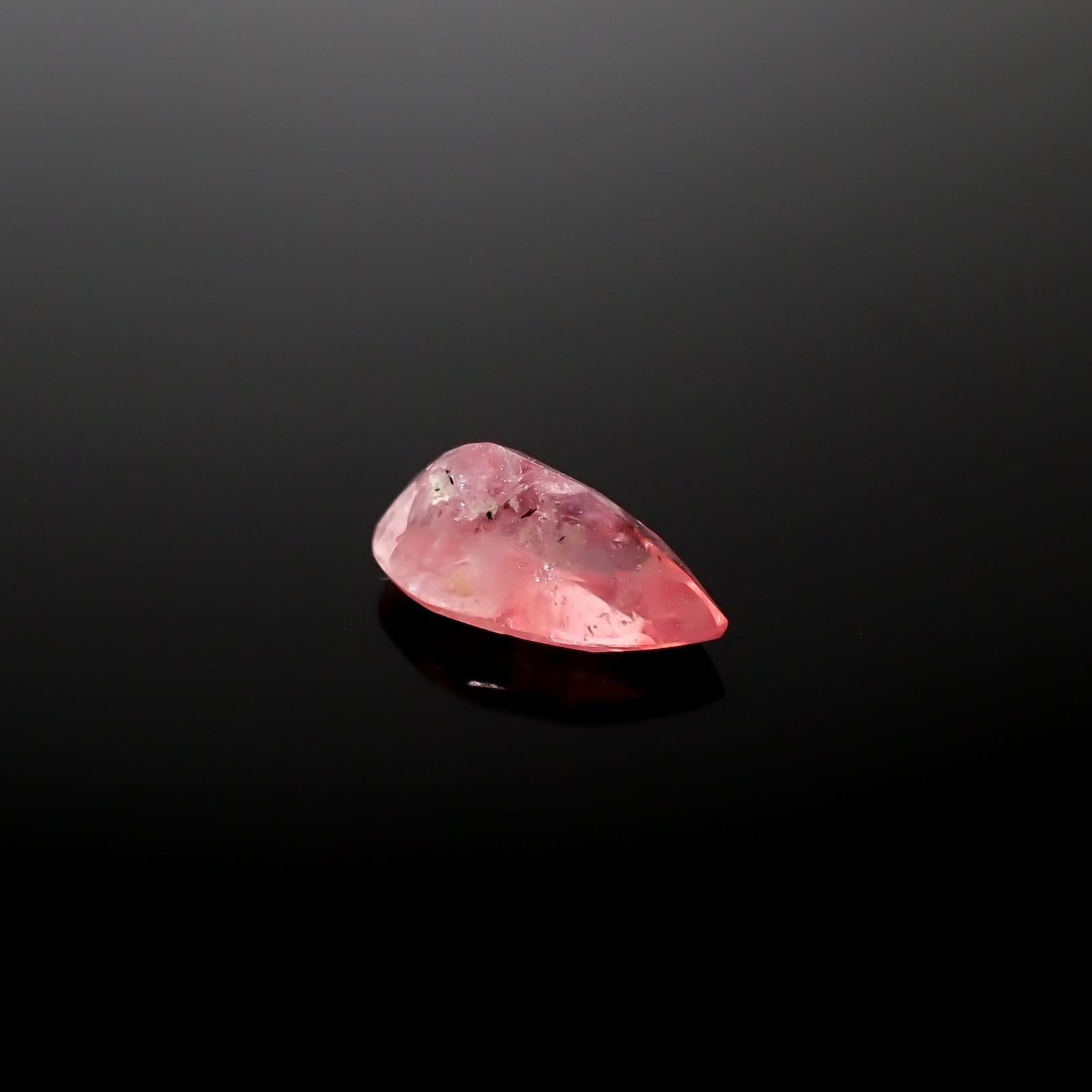 ツグツパイト テネブレッセンス(宝石名タグトゥパイト)グリーンランド産 0.751ct ソ付(彩珠)[240728564]8.8x4.7mm前後