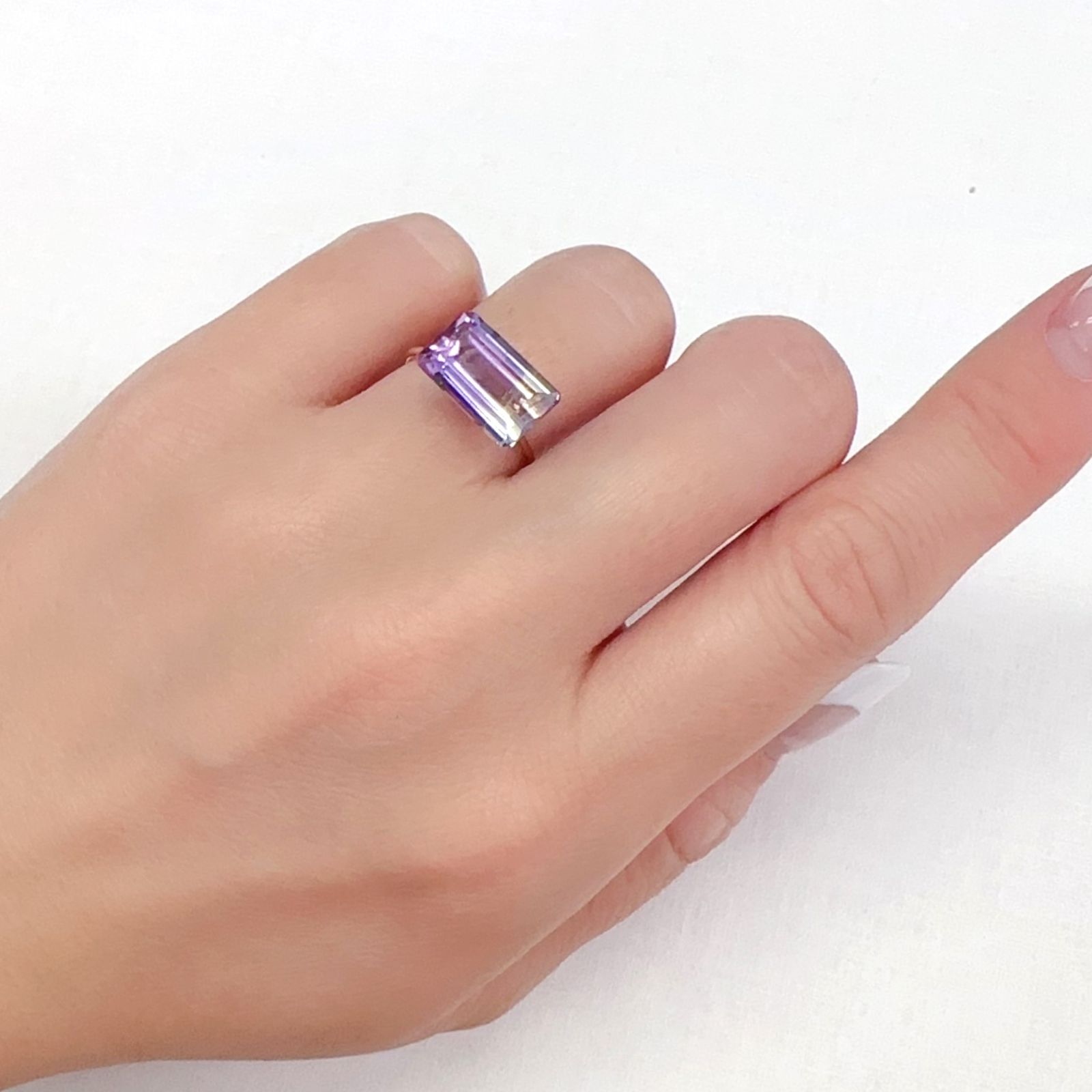 アワーグラスアメジスト(宝石名バイカラー・クォーツ)モロッコ産 3.98ct 識別済[231225100]12.7x7.8mm前後