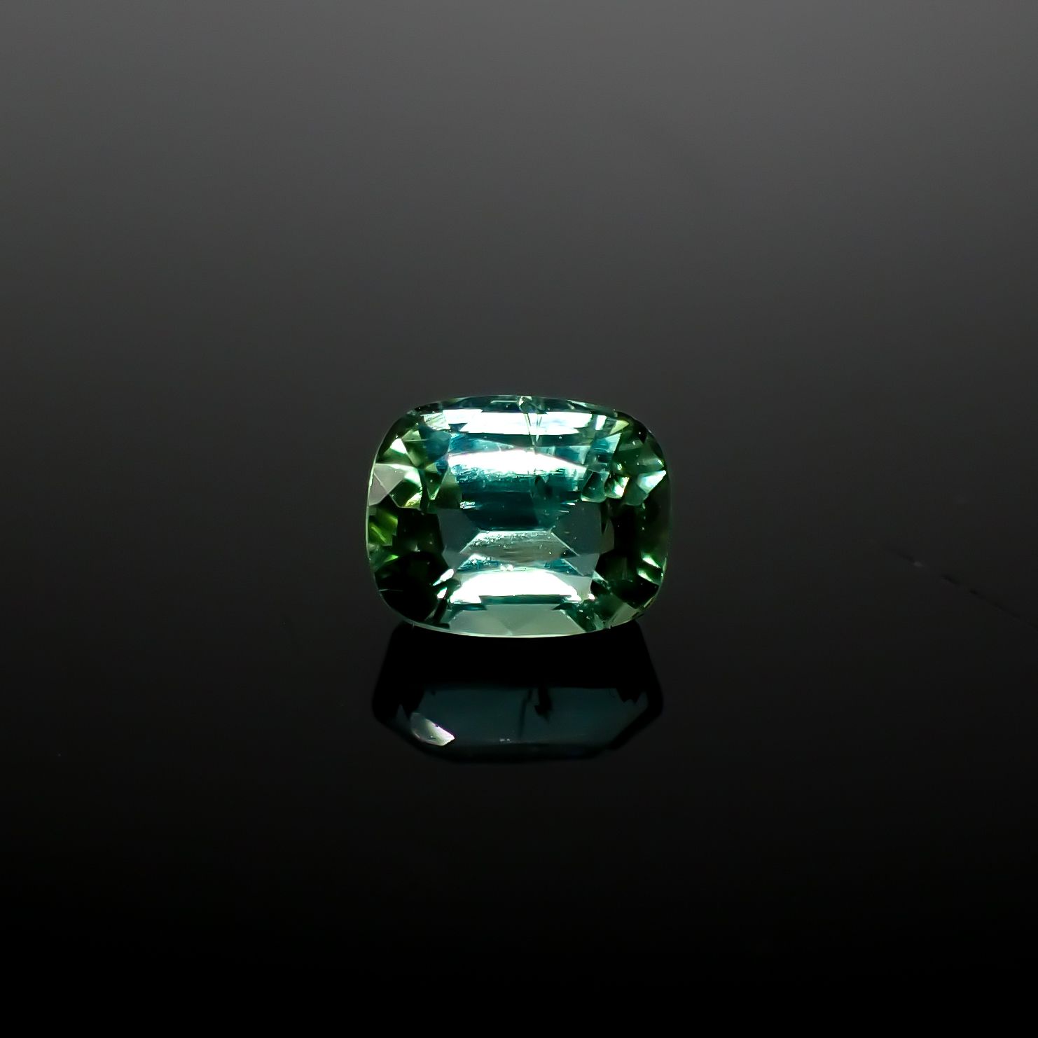 グリーントルマリン(宝石名トルマリン)アフガニスタン産 0.96ct 識別済[240527791]6.2x4.9mm前後