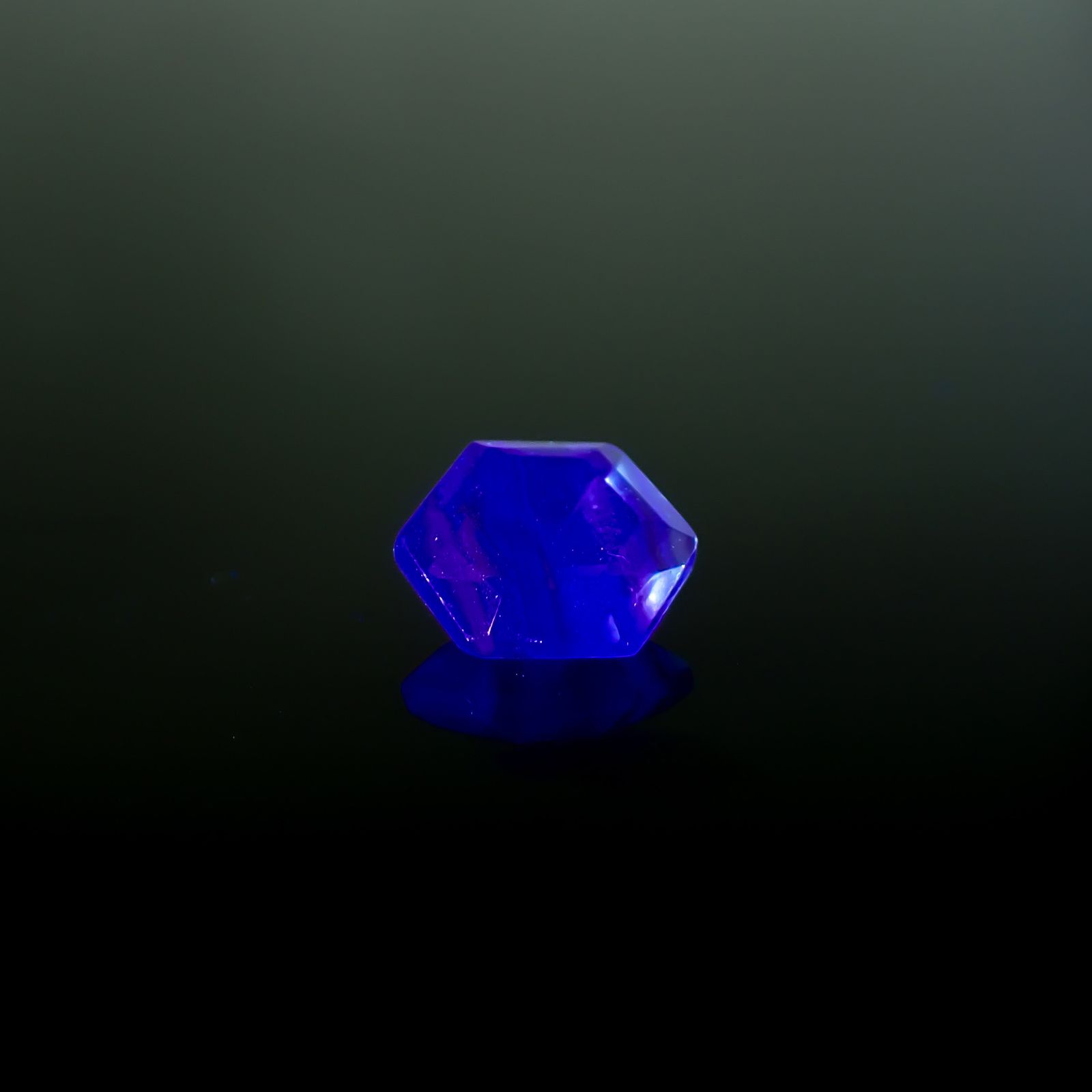 ◇ヘキサゴンカット◇パーティカラーフローライト フルオレッセンス 中国産 2.26ct / 9.4x8.3mm前後 [260932783]