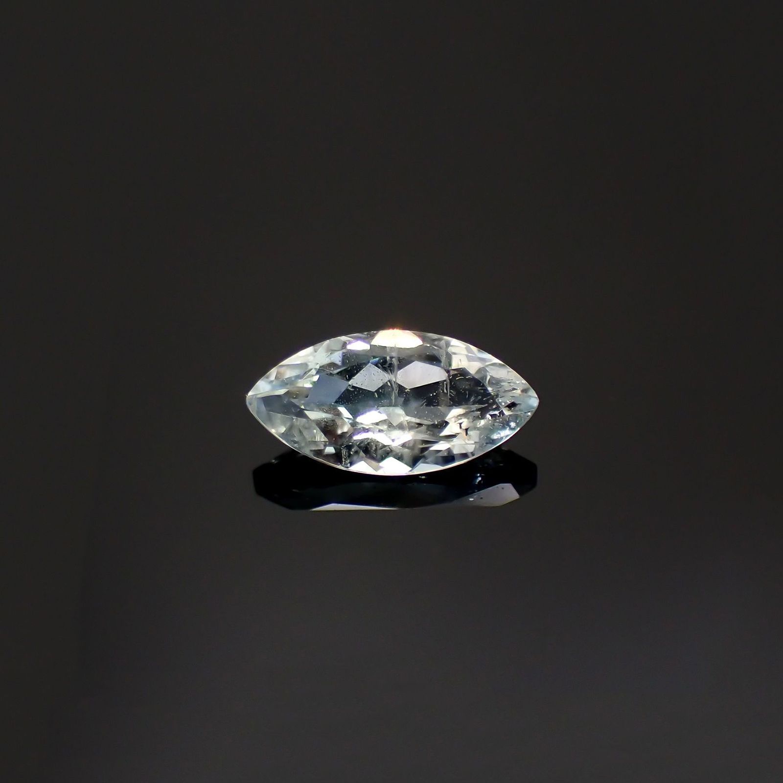ジェレメジェバイト(宝石名エレメジェバイト)ナミビア産 識別済 0.39ct / 7.3x3.6mm前後 [220616314]