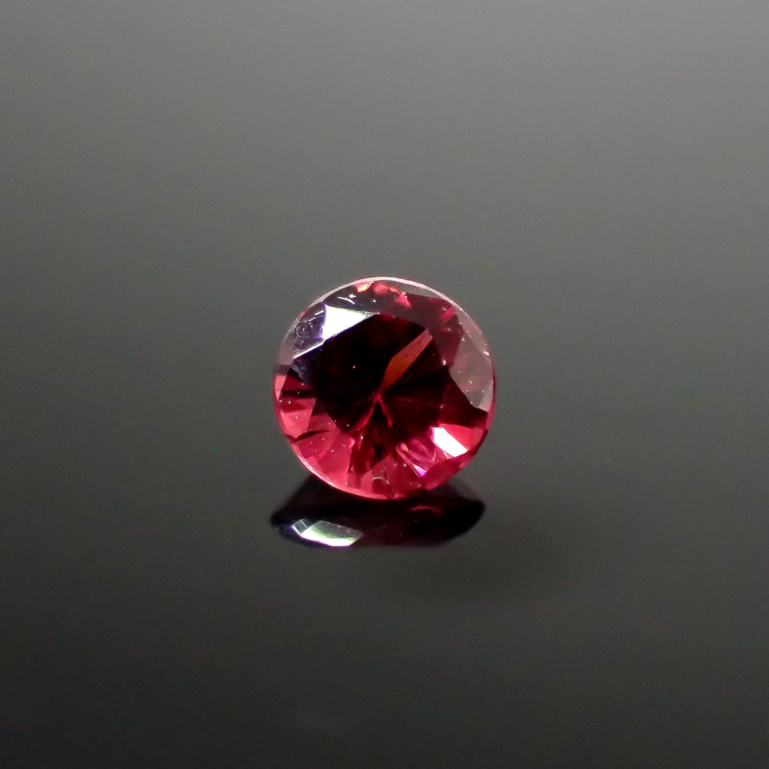 レッドスピネル ビルマ産 0.16ct[240728576]3.4x3.3mm前後