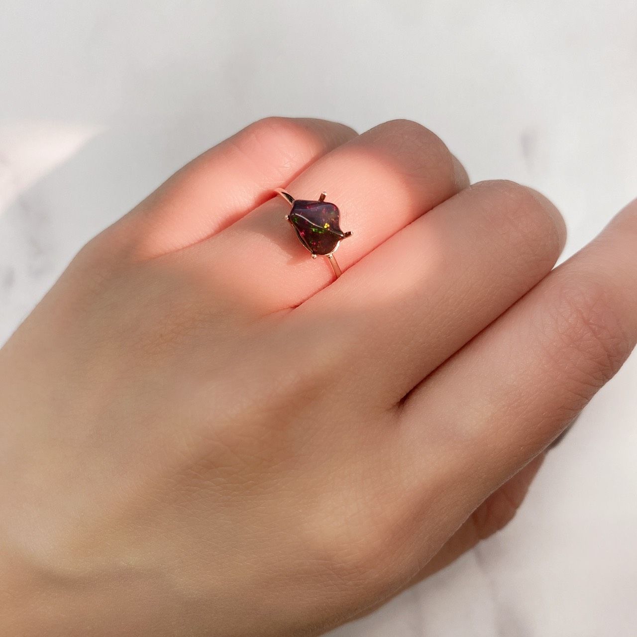 ◇バロック型◇ブラックオパール エチオピア産 ルース 0.93ct[210913239]8.6×6.5mm前後