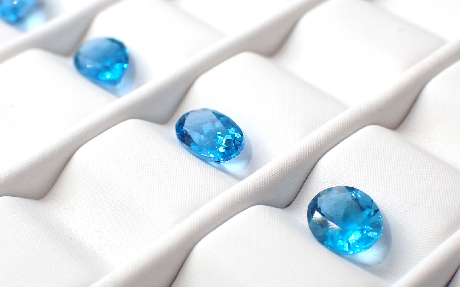 ネオンブルーの希少石アウイナイトの特徴や組成、魅力や宝石にまつわる