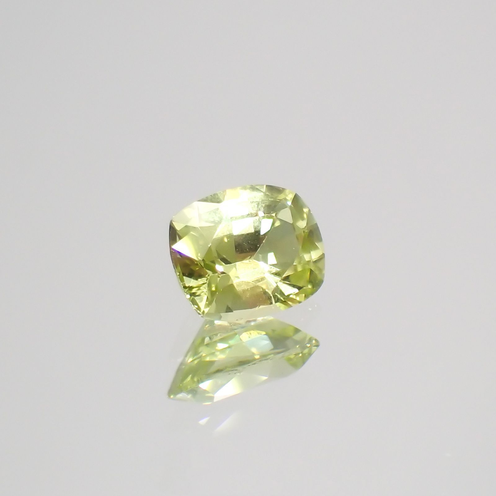 クリソベリル(宝石名クリソベリル)マダガスカル産 0.69ct 識別済[220114499]5.8x4.6mm前後