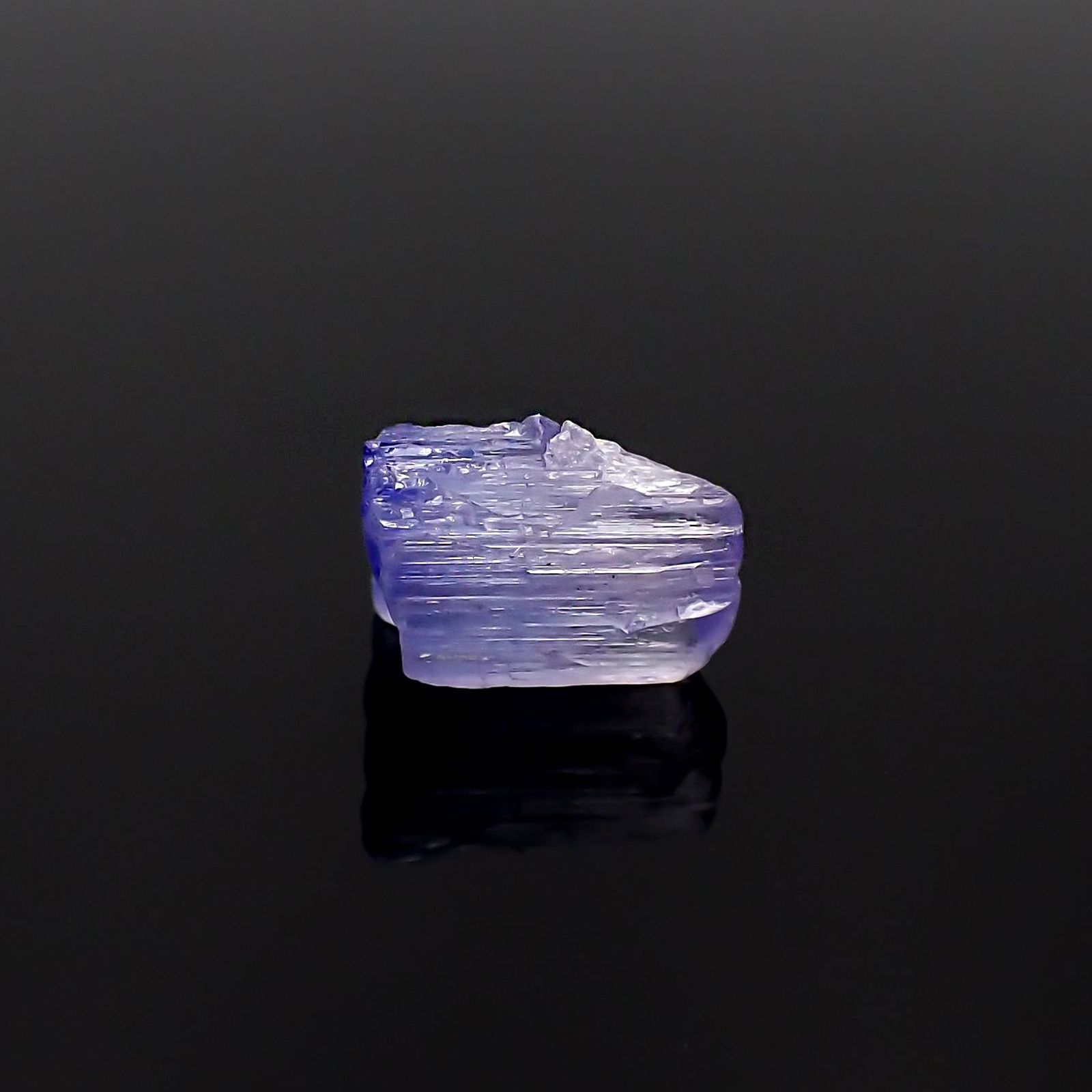 バイカラータンザナイト 原石(宝石名タンザナイト)タンザニア産 識別済 4.07ct / 11.2x7.9mm前後 [231224908]