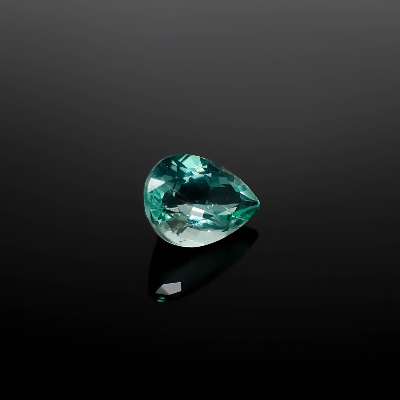 フローライト フルオレッセンス ジンバブエ産 2.21ct [250630510]9.8x6.9mm前後
