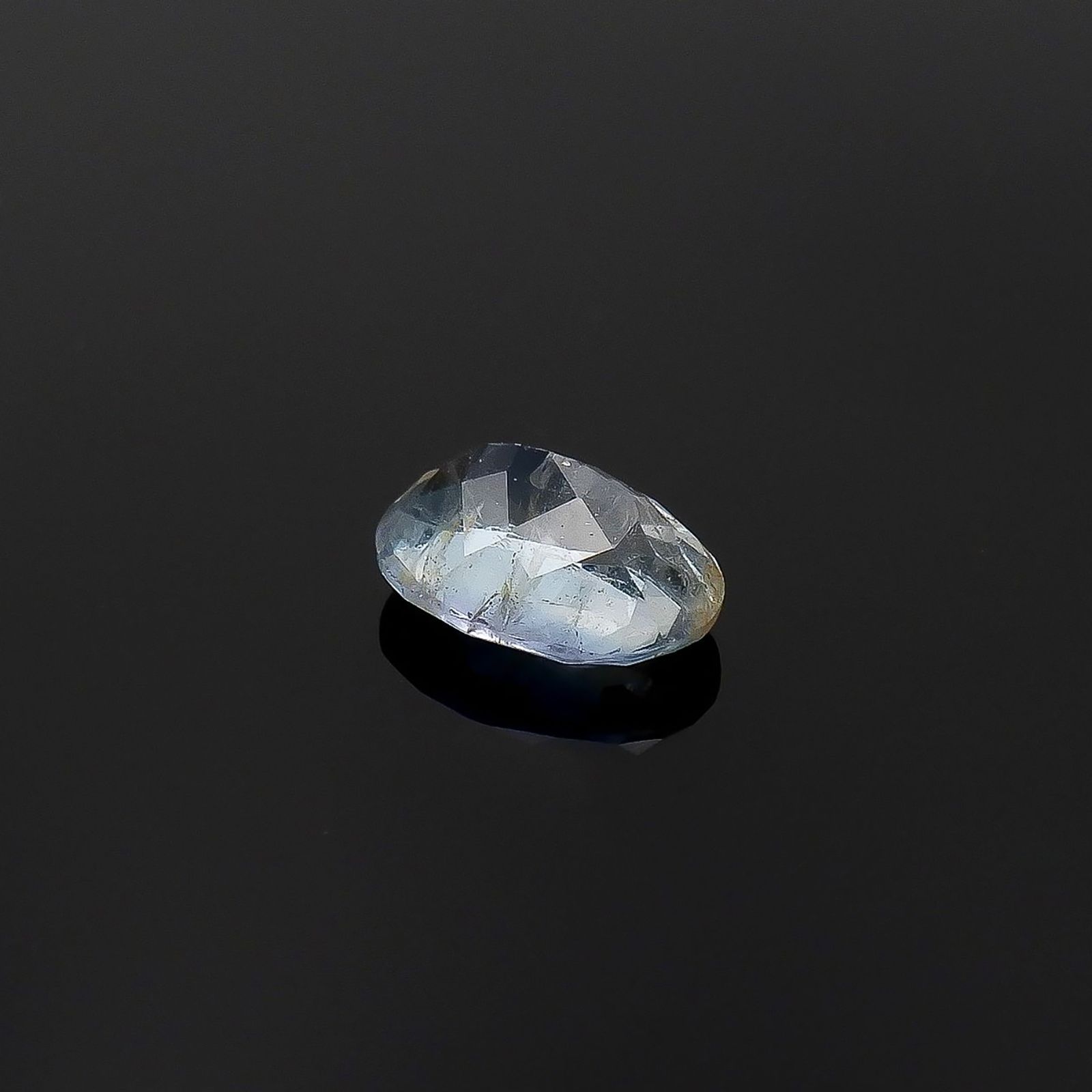 ジェレメジェバイト(宝石名エレメジェバイト)ナミビア産 ソ付(彩珠) 0.759ct / 6.9x4.9mm前後 [220817285]