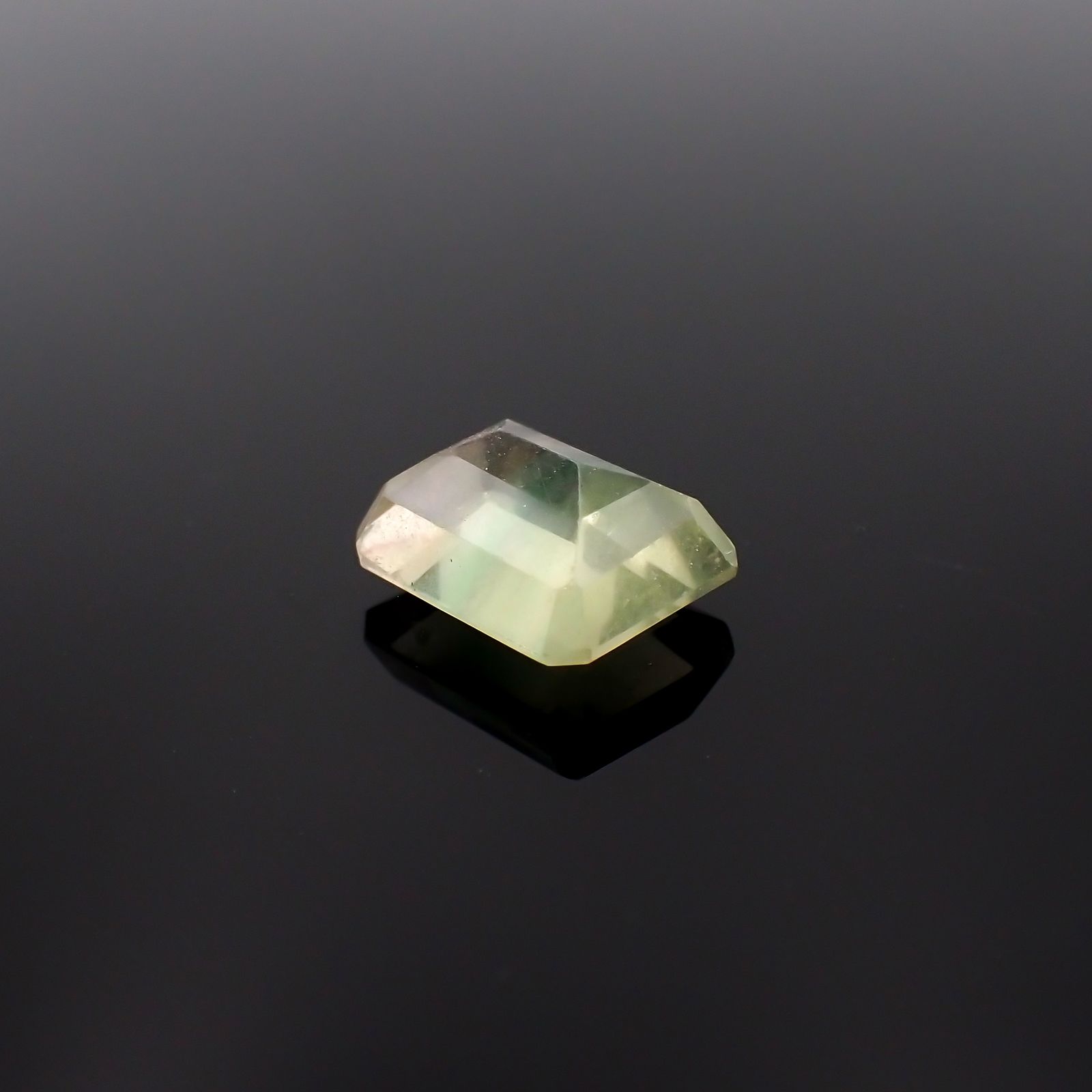バイカラーフローライト フルオレッセンス ブラジル産 3.73ct[230722975]9.7x7.9mm前後