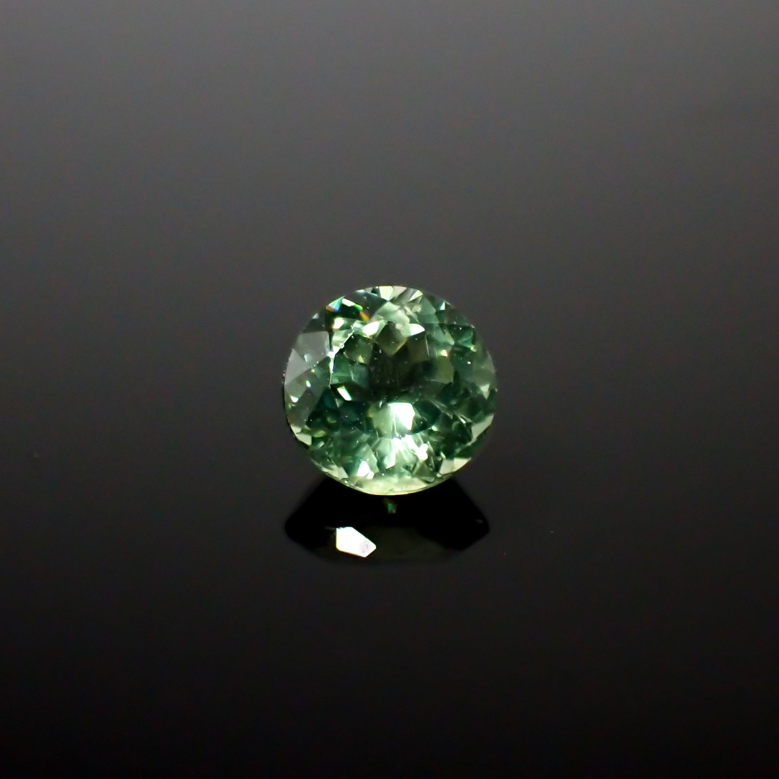 グリーンアパタイト マダガスカル産 0.76ct [241129485]5.6x5.6mm前後