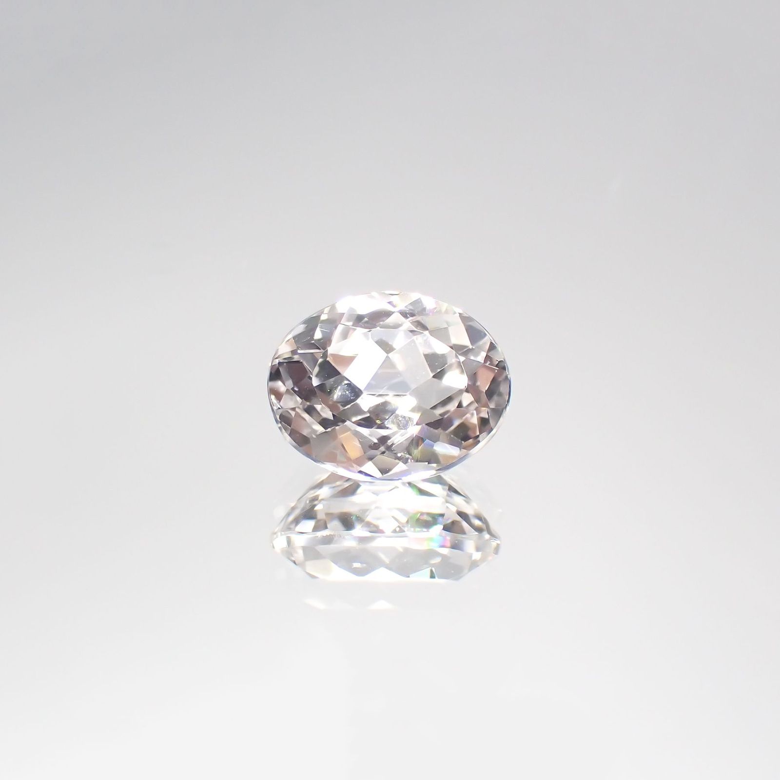 カラーレススポジュミン(宝石名ホワイト・スポジュミン) ブラジル産 2.96ct 識別済[210812625]9.7×7.7mm前後