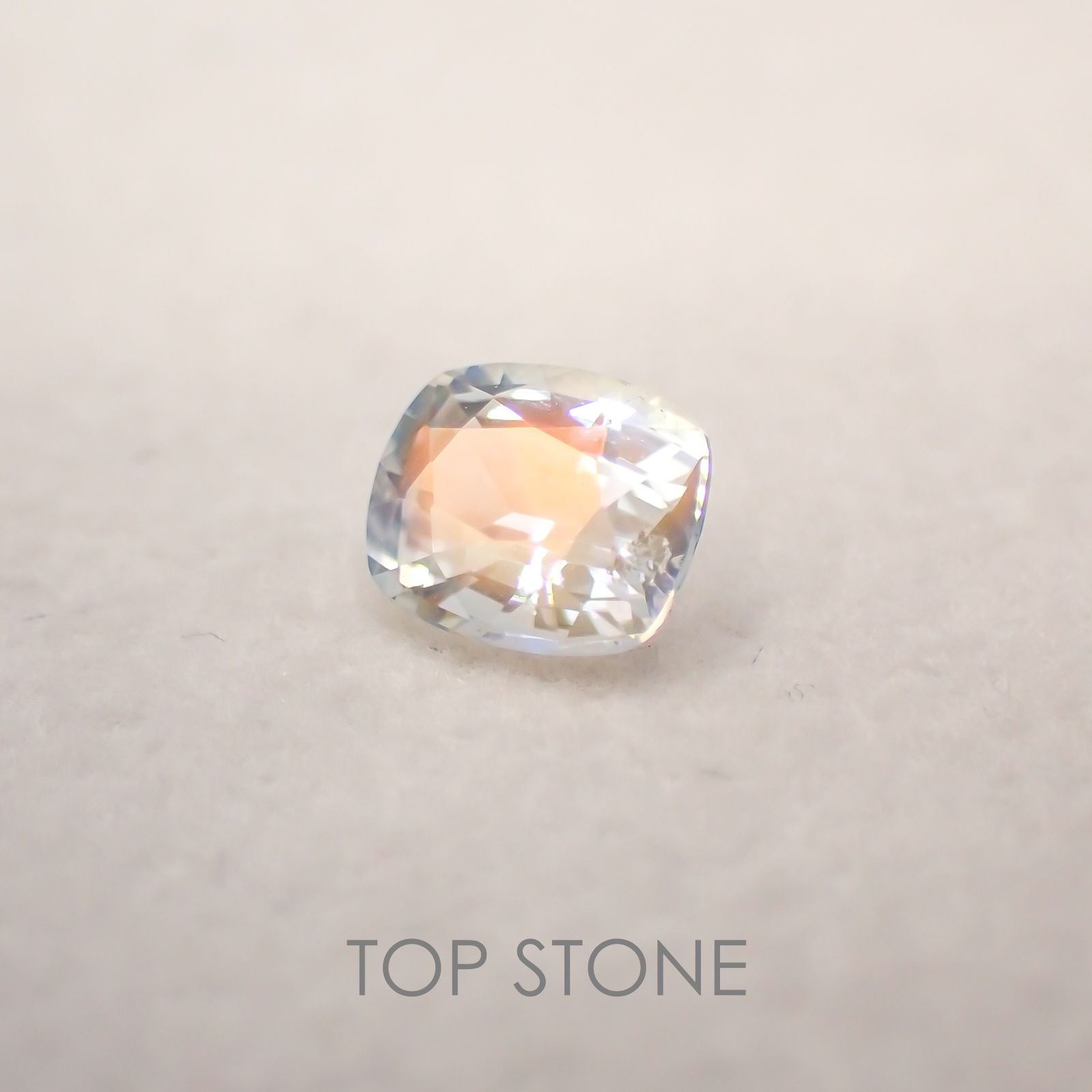 レインボームーンストーン(アンデシンラブラドライト) マダガスカル産 ルース 0.74ct[210410565]6.2×5.2mm前後
