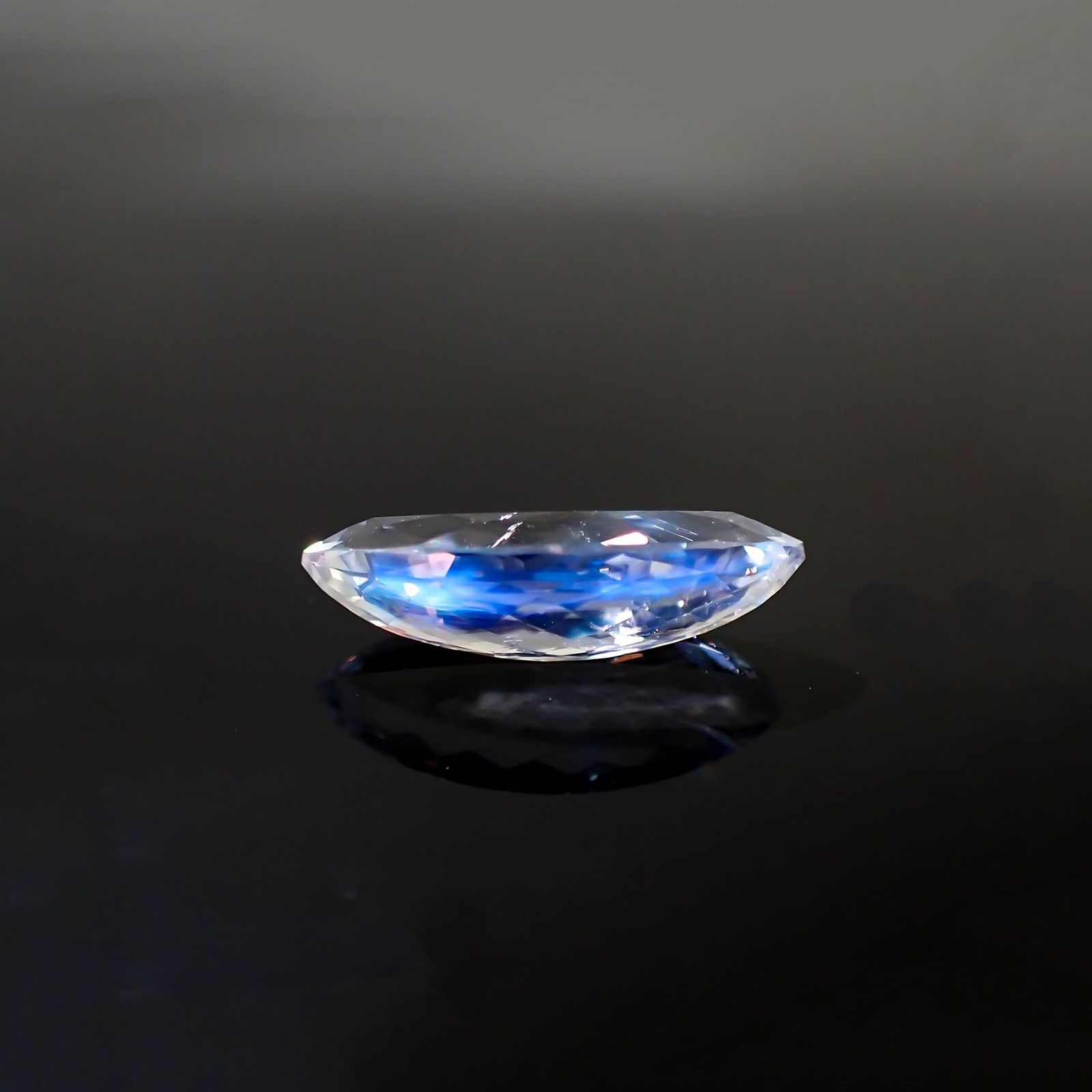 レインボームーンストーン(宝石名ラブラドライト) マダガスカル産 ソ付(彩珠) 2.589ct / 15.7x6.6mm前後 [251211765]