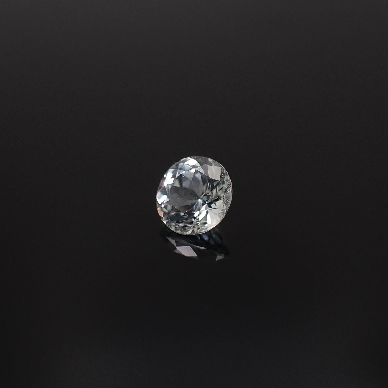 アクロアイト ナイジェリア産 0.29ct / 4.2x4.1mm前後 [251231354]
