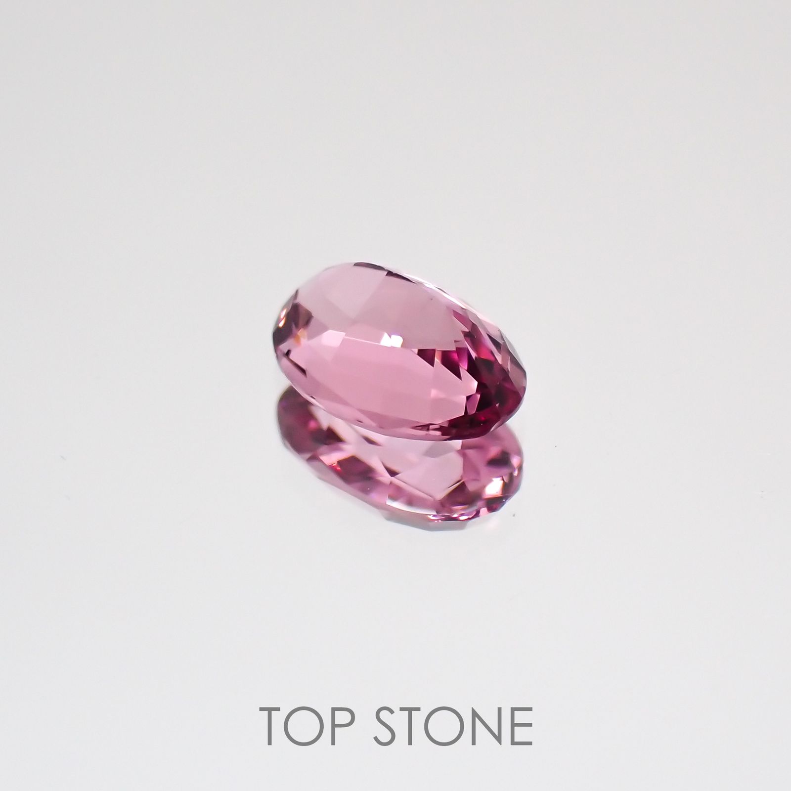 ホットピンクスピネル タンザニア産 ルース 0.25ct[210510856]4.5×3.2mm前後
