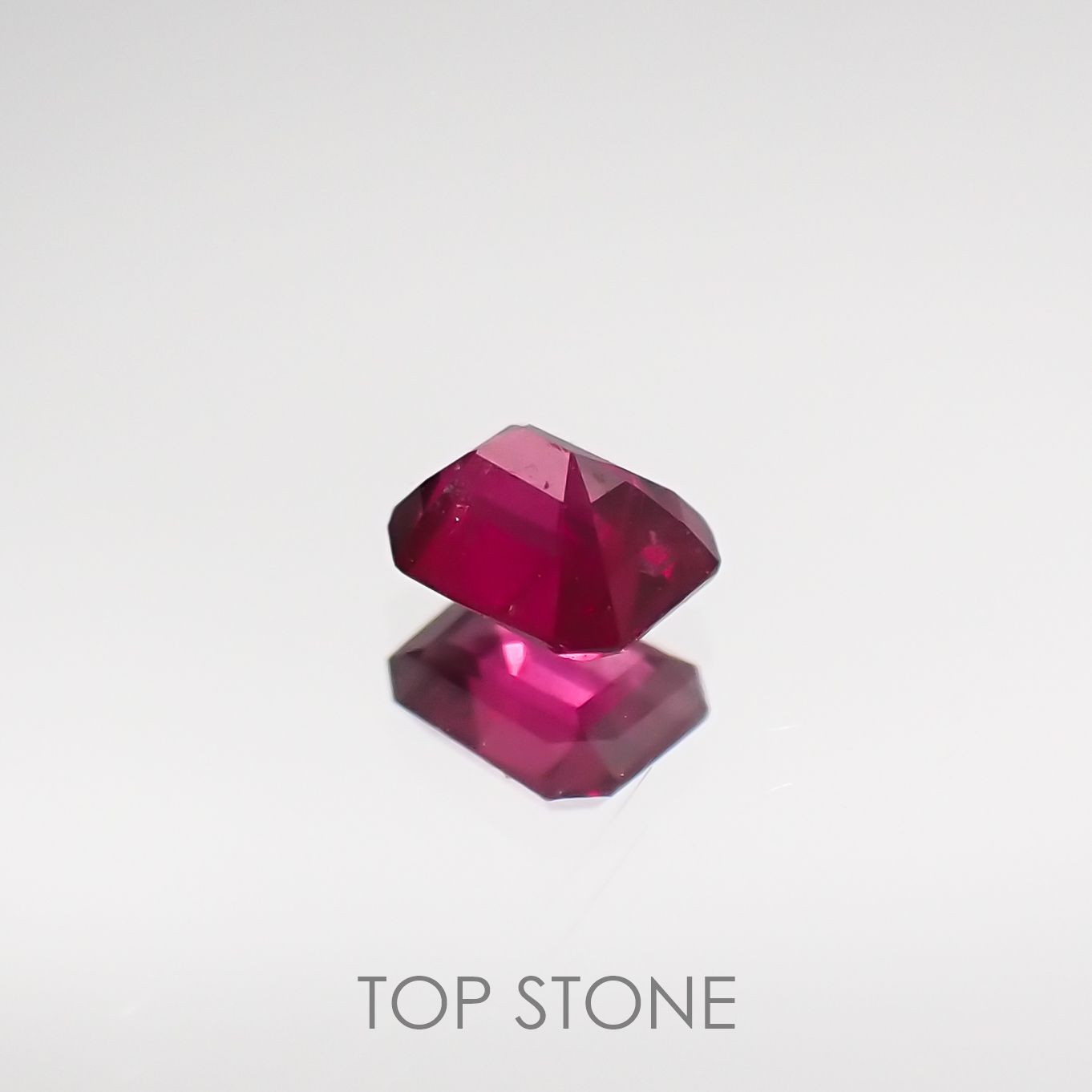 ルビー 非加熱(宝石名ルビー) マダガスカル産 0.19ct 識別済[210711713]3.4×2.7mm前後