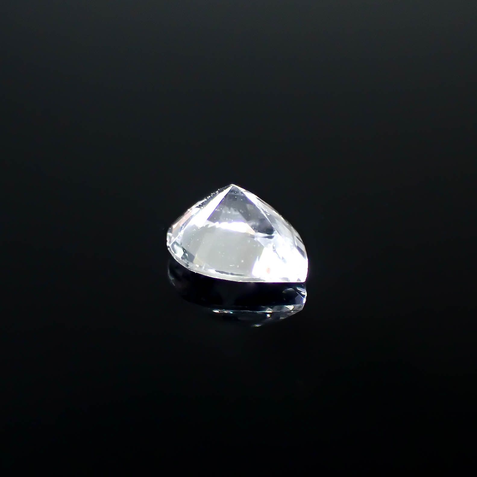 カラーレスサファイア スリランカ産 0.36ct [250830976]5x3.9mm前後