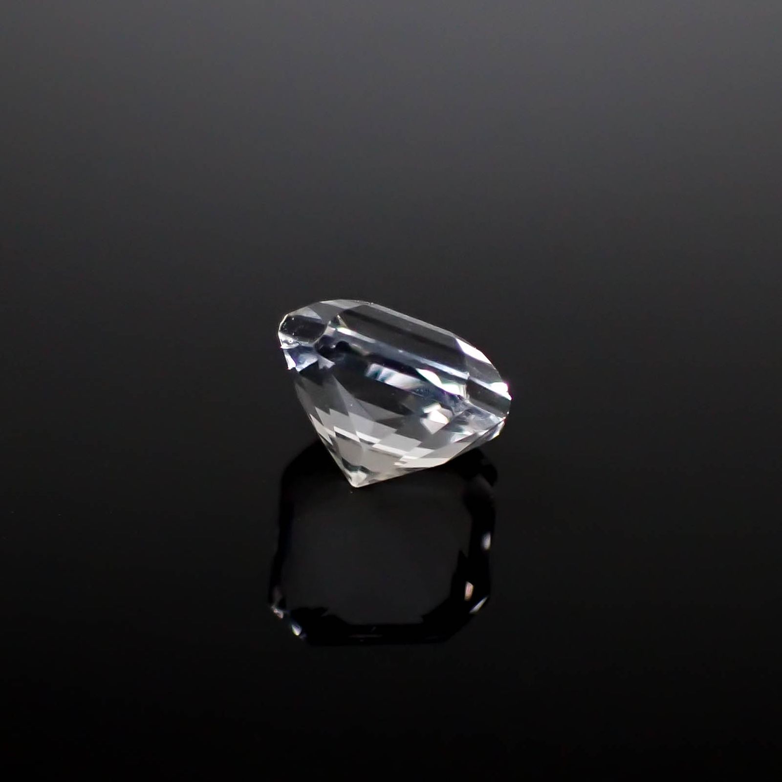 カラーレスフローライト フルオレッセンス イギリス産 2.10ct [250430159]7.3x7.2mm前後