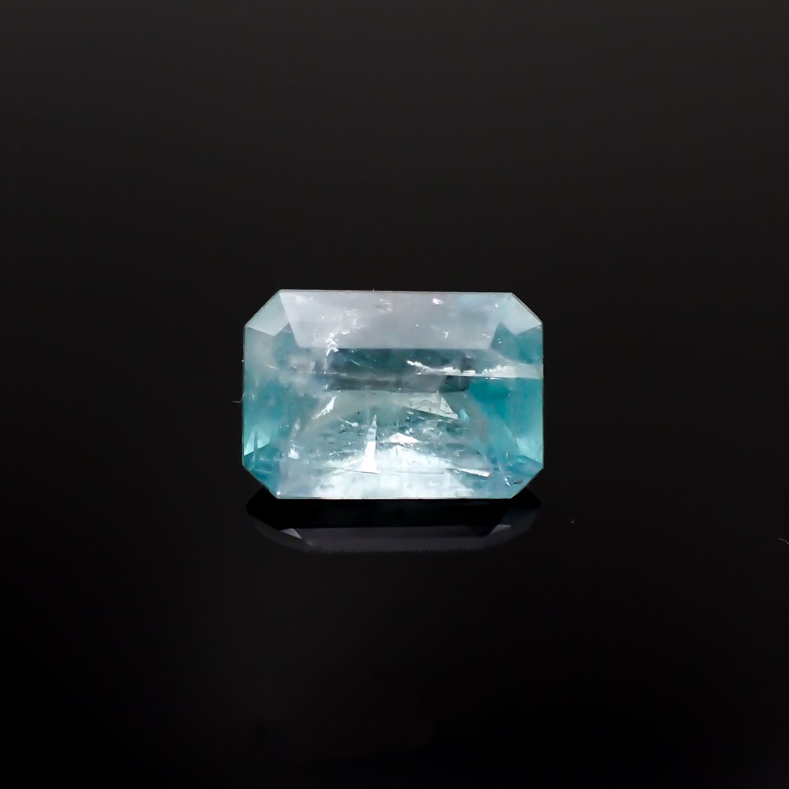 ユークレース(宝石名ブルー・ユークレース)コロンビア産 1.706ct ソ付(彩珠)[221018856]8.8x6.1mm前後