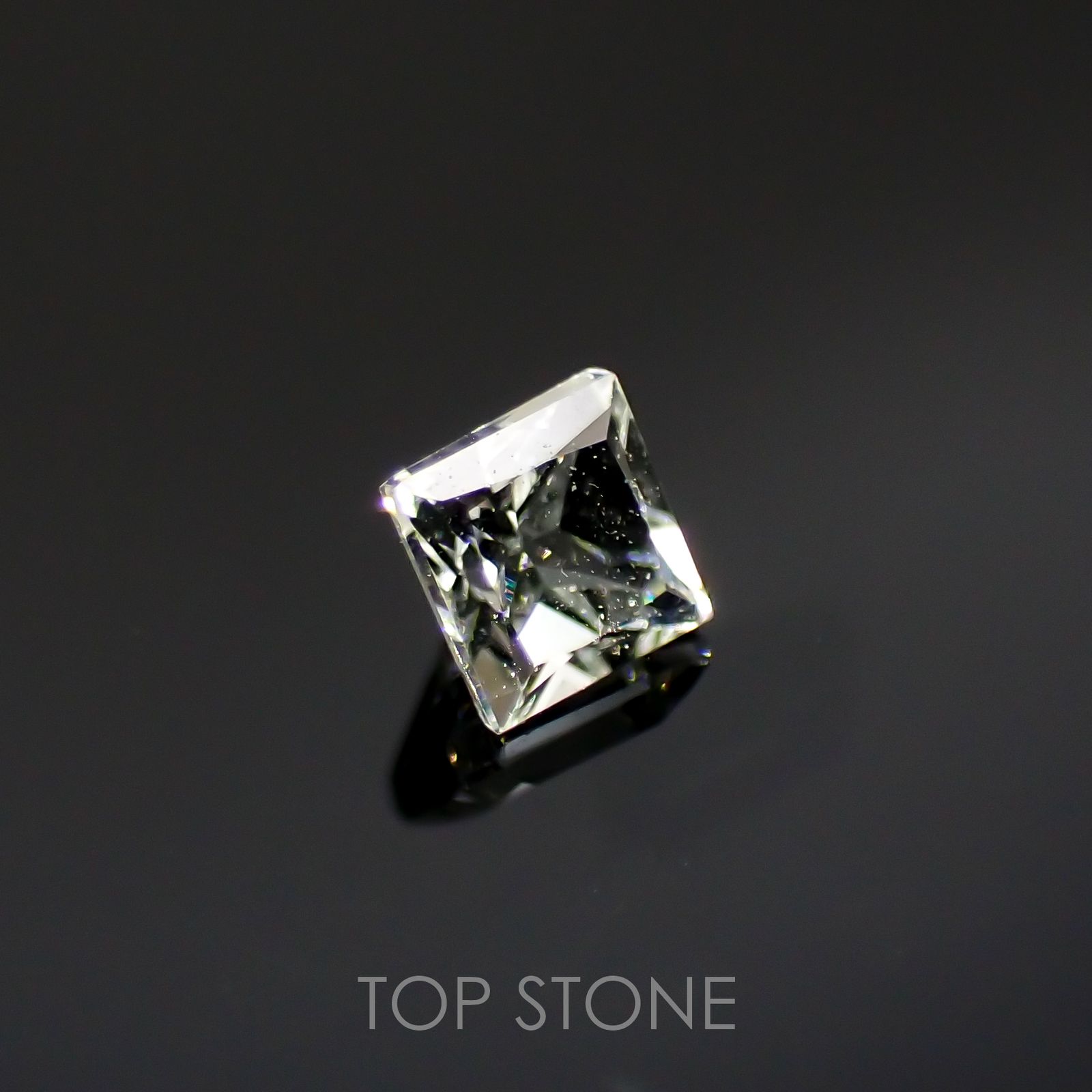 ◇プリンセスカット◇リューコガーネット(宝石名ホワイト グロッシュラー・ガーネット)ビルマ産 0.13ct 識別済[220115448]2.4x2.5mm前後