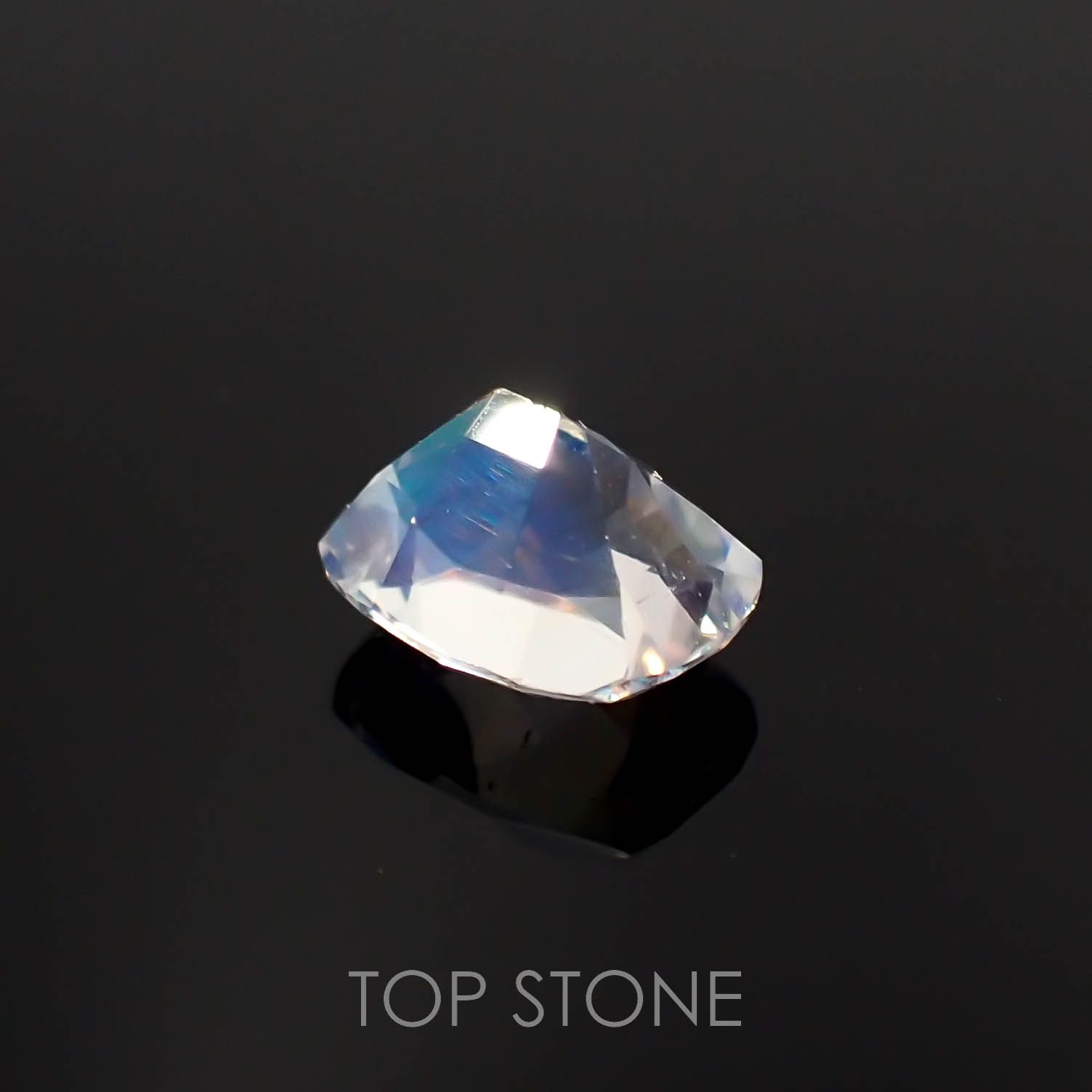 レインボームーンストーン(宝石名ラブラドライト)マダガスカル産 0.58ct 識別済[230119738]5.6x4.4mm前後