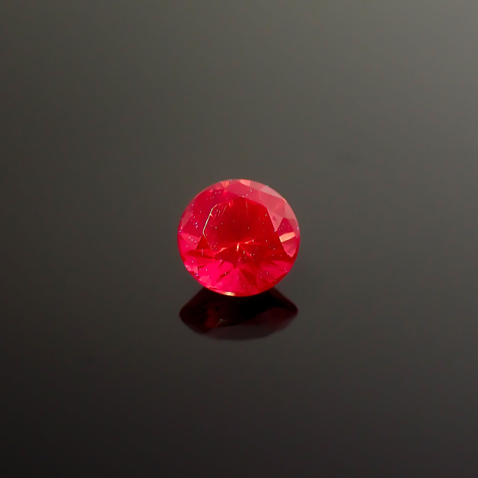 レッドスピネル タンザニア産 0.34ct / 4.3x4.2mm前後 [260732562]