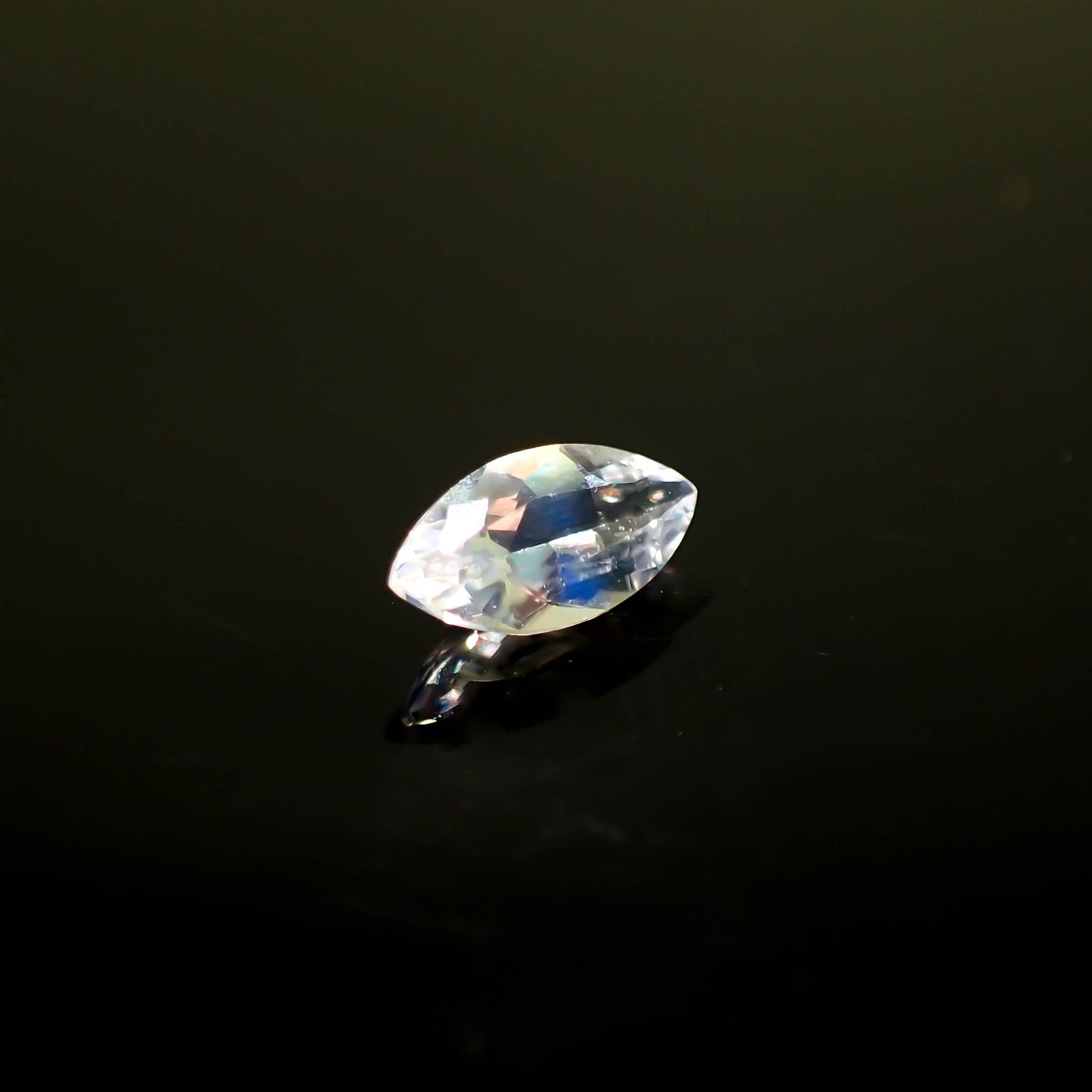 レインボームーンストーン ザンビア産 0.45ct[231224803]8x4mm前後