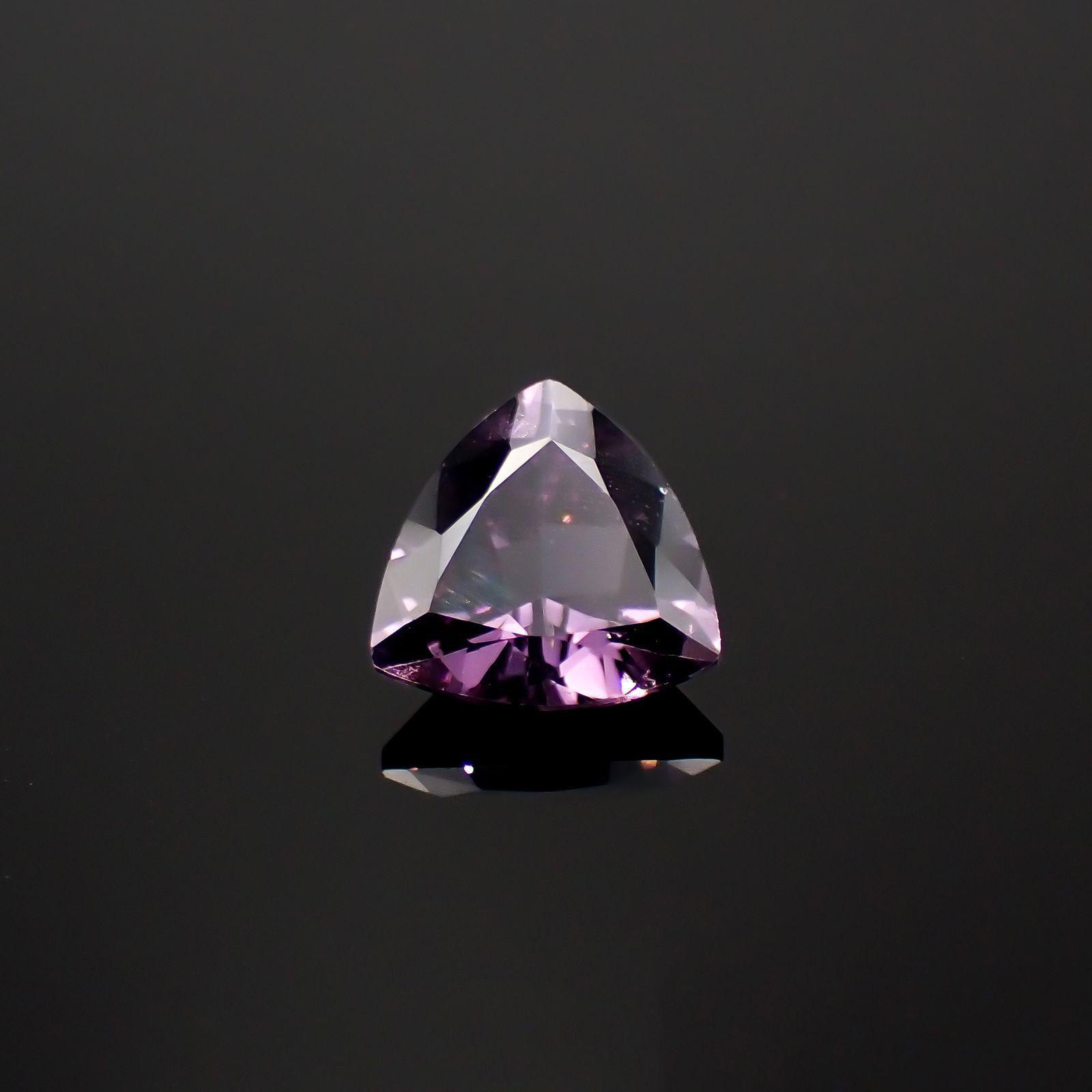 パープルスピネル(宝石名スピネル)ビルマ/マダガスカル産 1.37ct 識別済[250220603]7.4x7.3mm前後