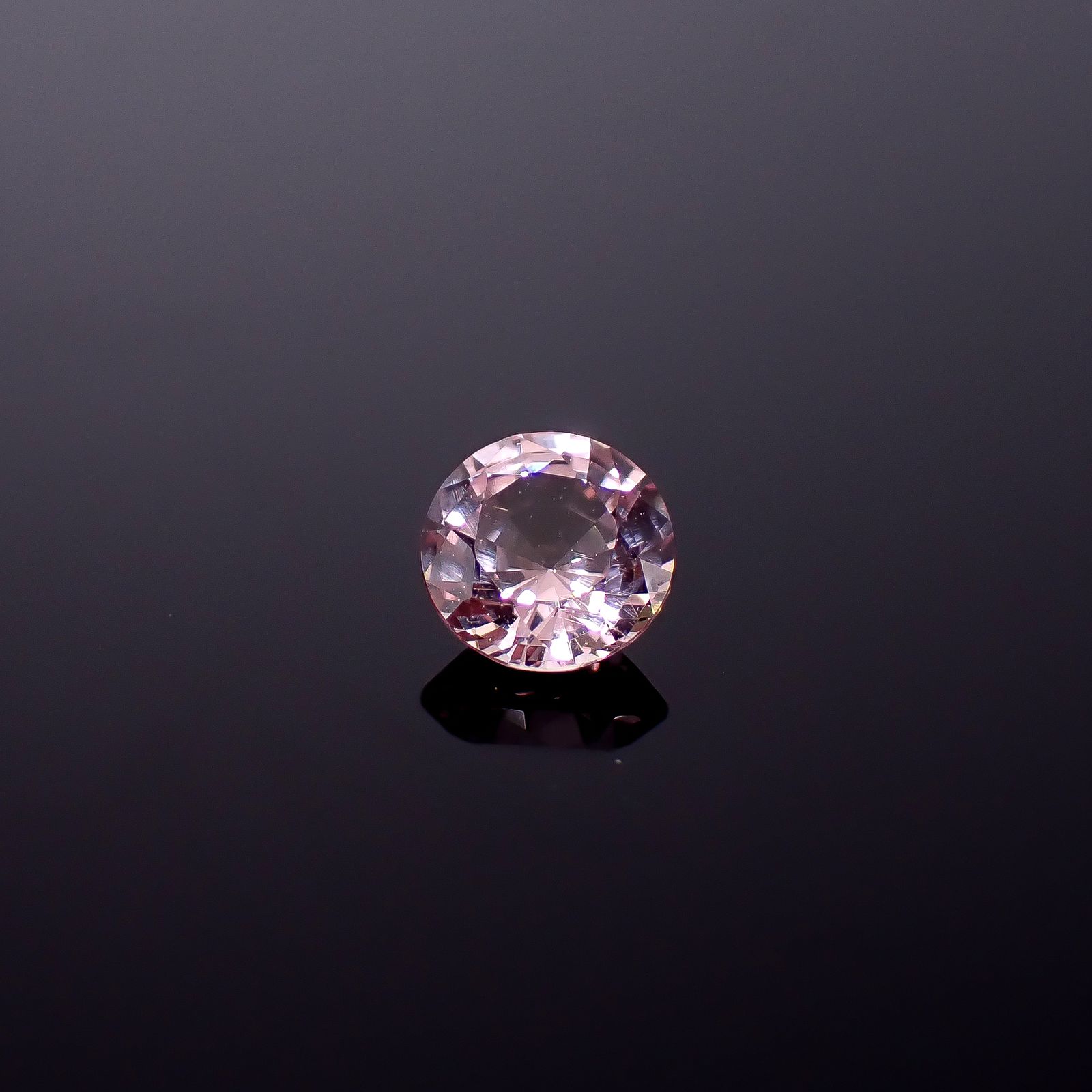 ドラゴンガーネット タンザニア産 0.55ct / 4.9x4.9mm前後 [260732667]