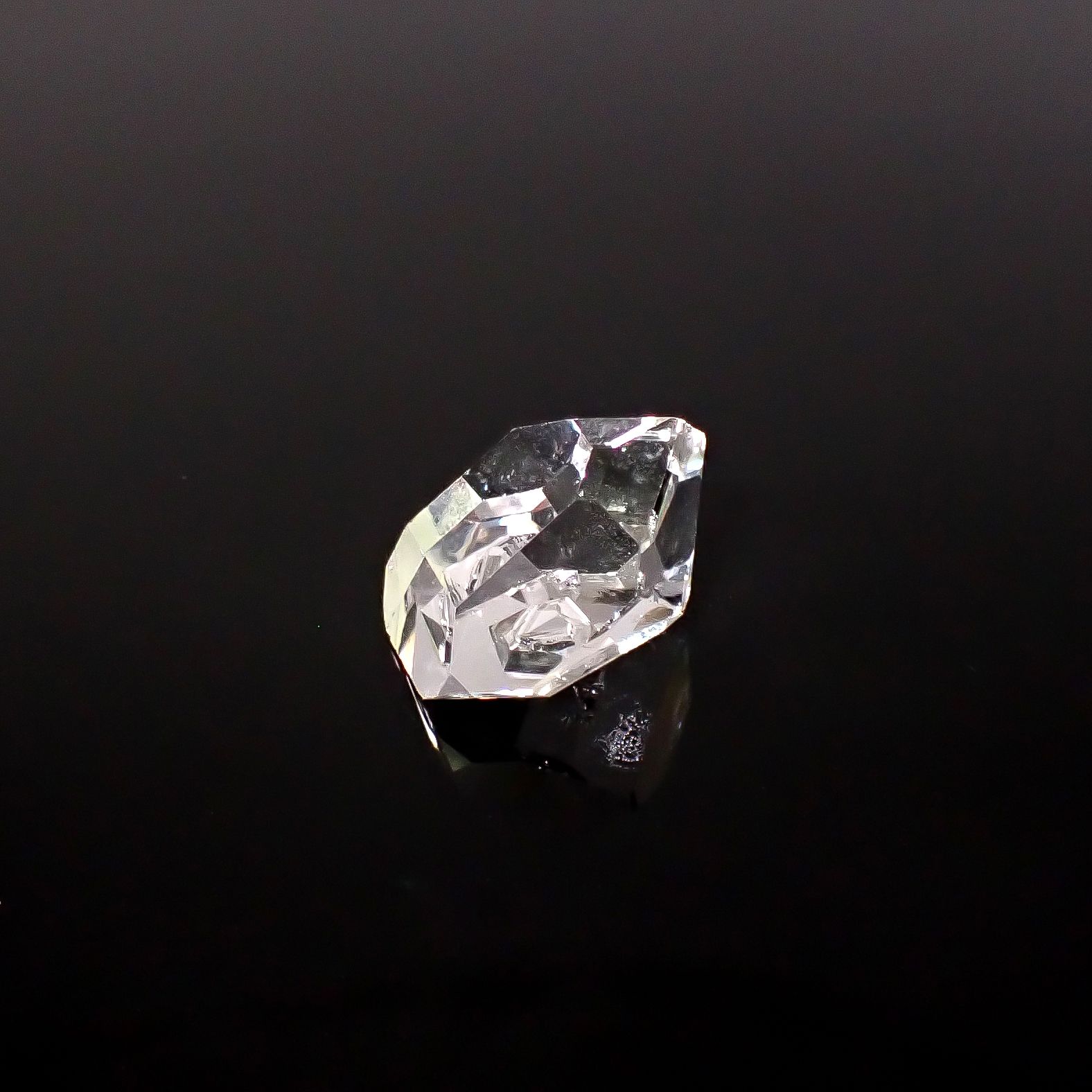 ハーキマーダイヤモンド 原石 アメリカ・ニューヨーク州産 13.56ct / 17.5x13.8mm前後 [260231776]