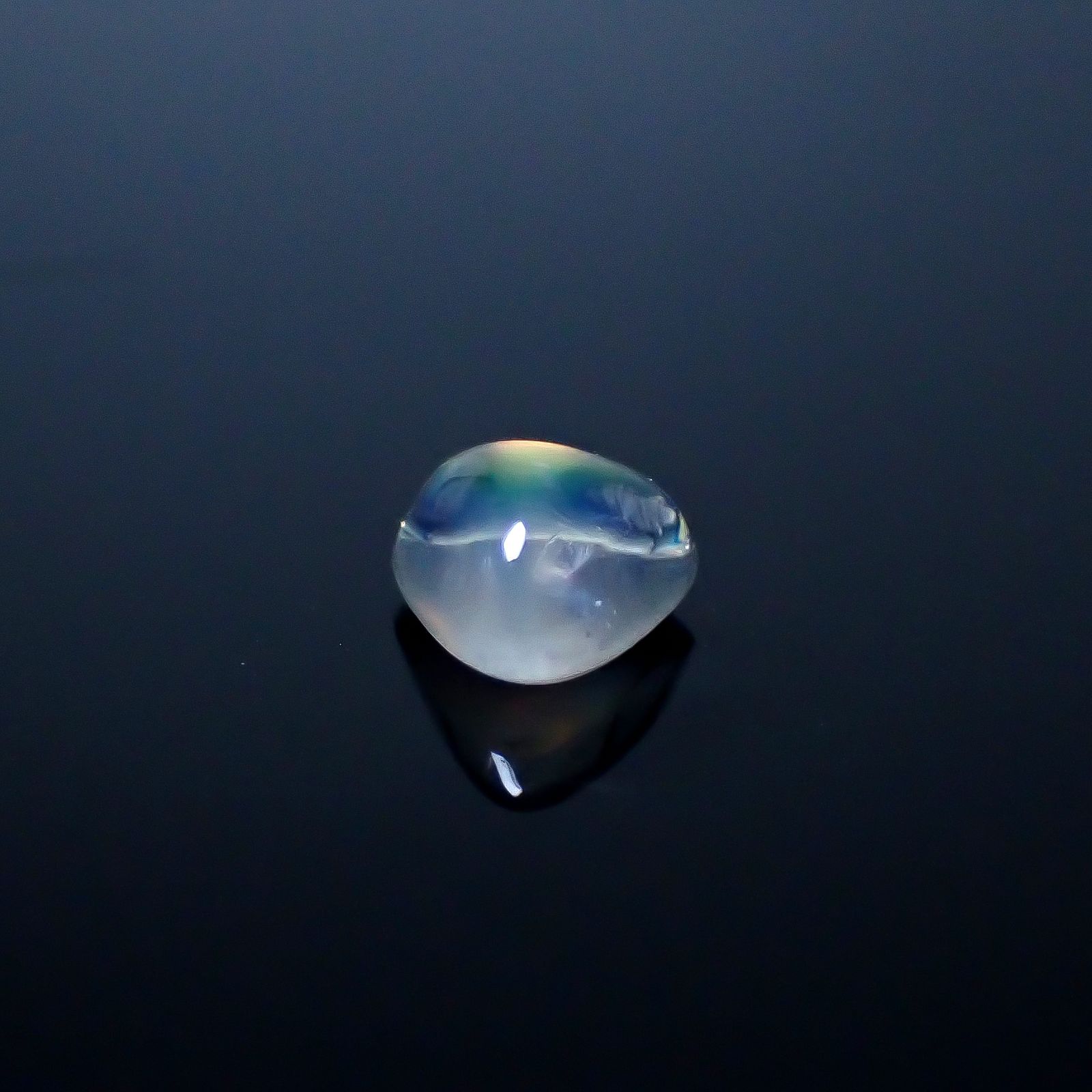 ◇バフトップカット◇レインボームーンストーン(宝石名ラブラドライト)マダガスカル産 識別済 0.41ct / 4.5x4.8mm前後 [250931040]