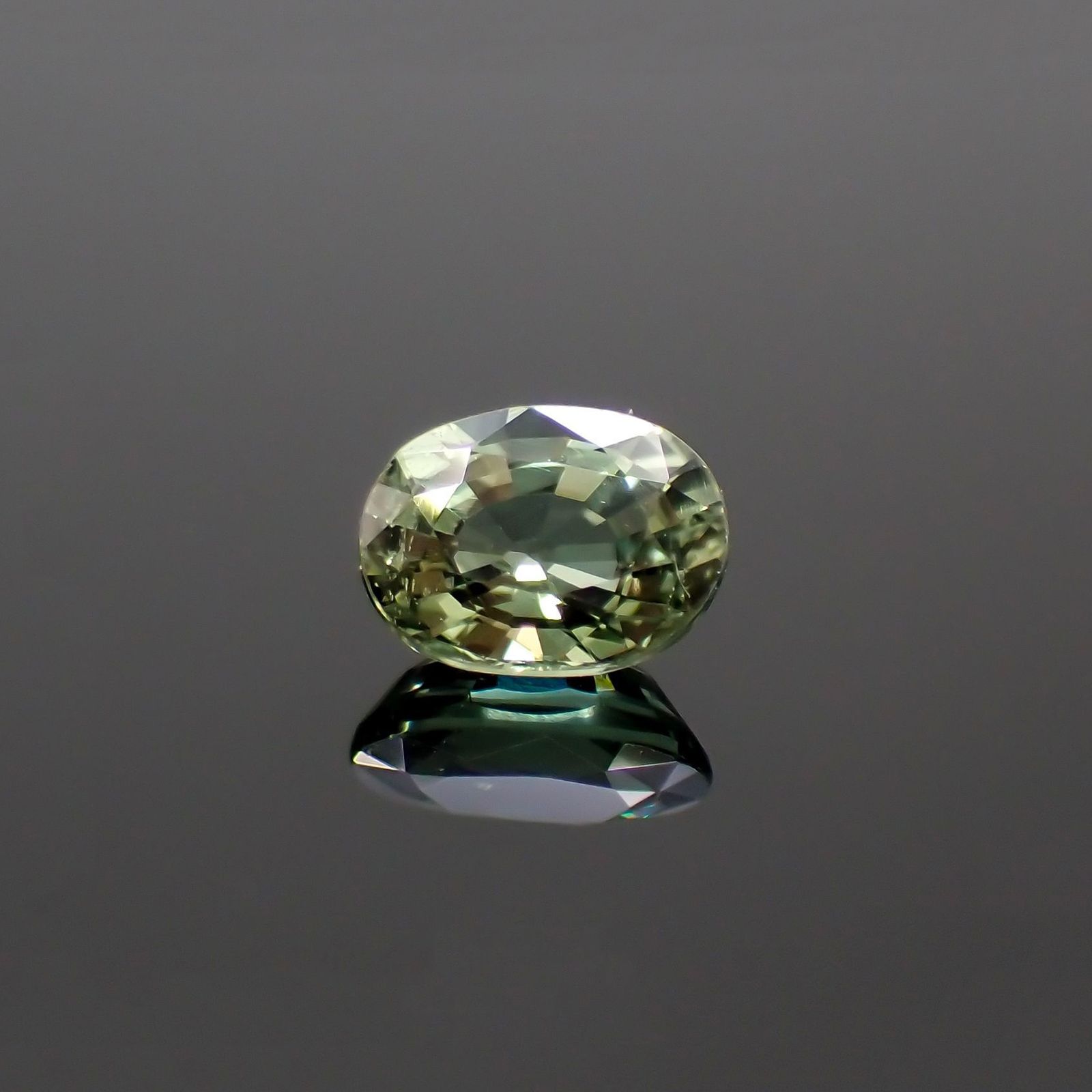 グリーンクリソベリル(宝石名クリソベリル)スリランカ/マダガスカル産 識別済 0.33ct / 4.5x3.4mm前後 [220114476]