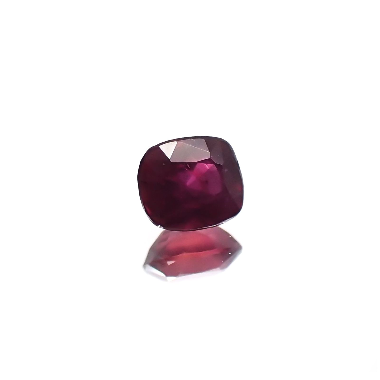 ルビー 非加熱(宝石名ルビー) マダガスカル産 識別済 0.31ct / 3.9x3.5mm前後 [210711712]