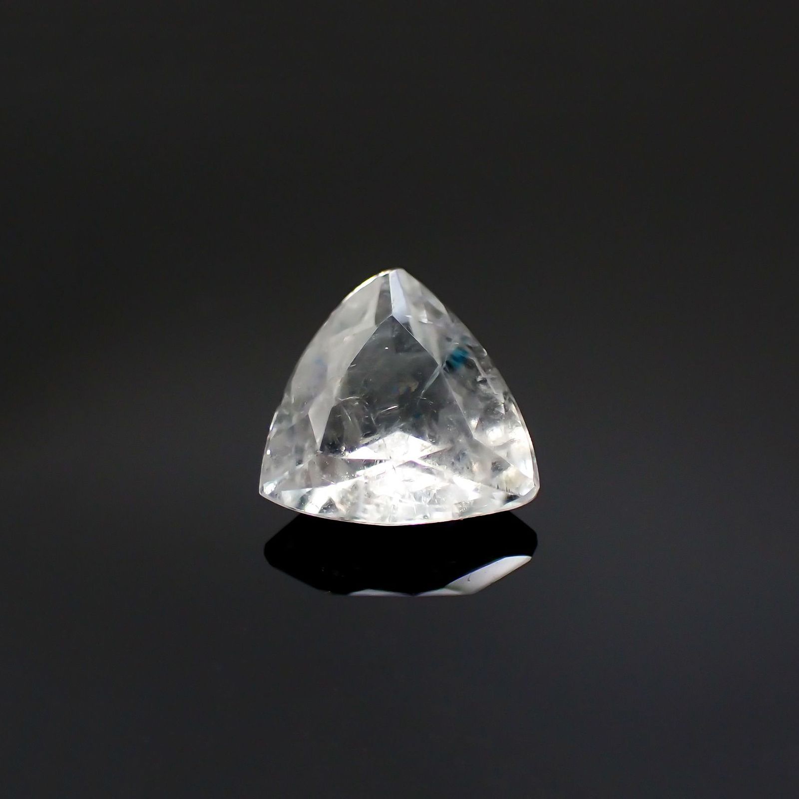 ユークレース(宝石名ユークレース)ブラジル産 0.817ct ソ付(彩珠)[230522043]6.4x6.7mm前後