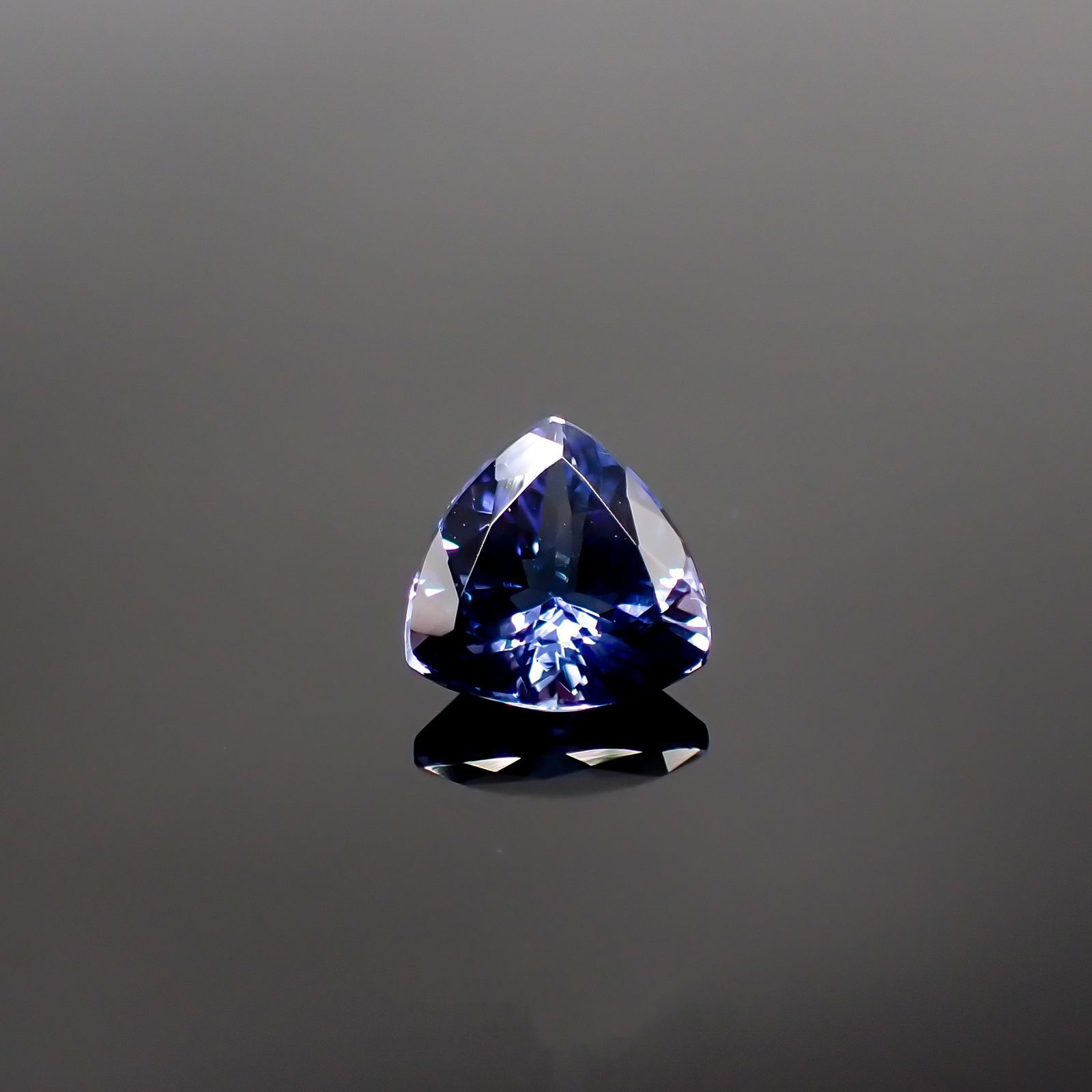 バイカラータンザナイト(宝石名タンザナイト) タンザニア産 1.250ct ソ付(彩珠)[210711818]7×7mm前後