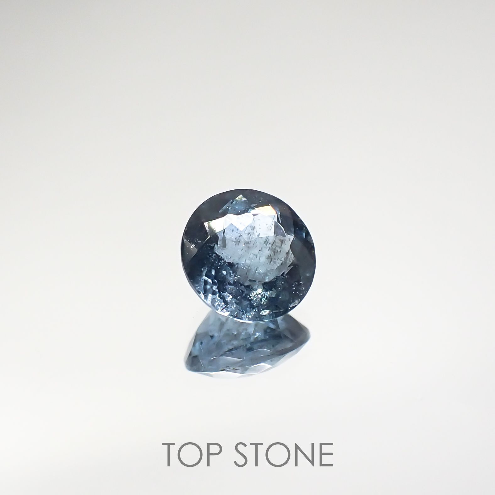 サンタマリアアクアマリン(宝石名アクアマリン)ブラジル産 0.626ct ソ付(彩珠)[210711892]5.5×5.5mm前後