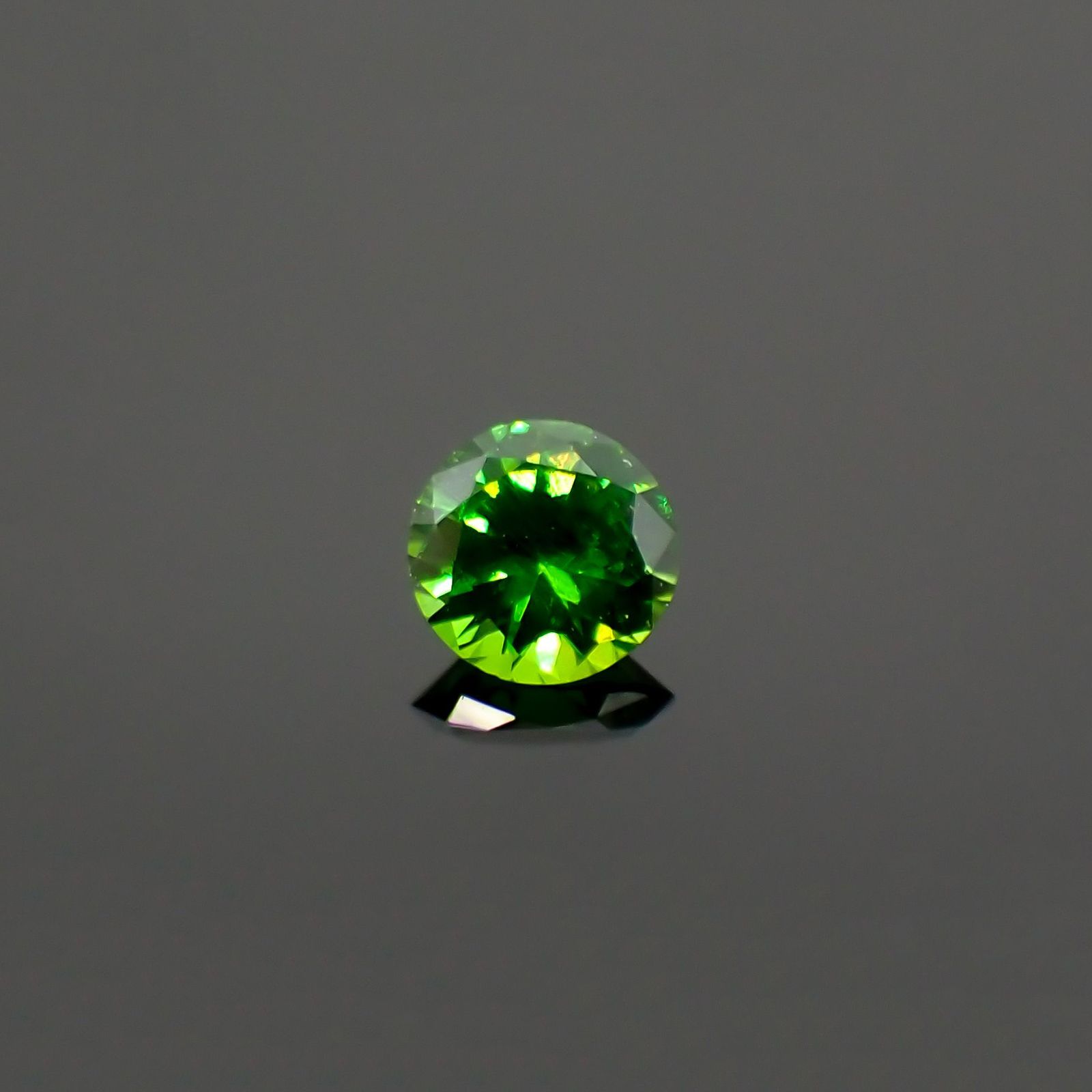 デマントイドガーネット(宝石名デマントイド・ガーネット) ロシア産 0.110ct ソ付(彩珠)[210712093]2.9×2.9mm前後