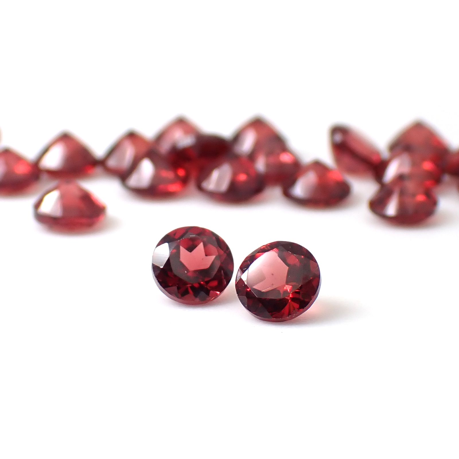 ◇ランダムセレクト◇パイロープアルマンディンガーネット モザンビーク産 約0.30ct / 4x4mm前後 [260532203-PAC]