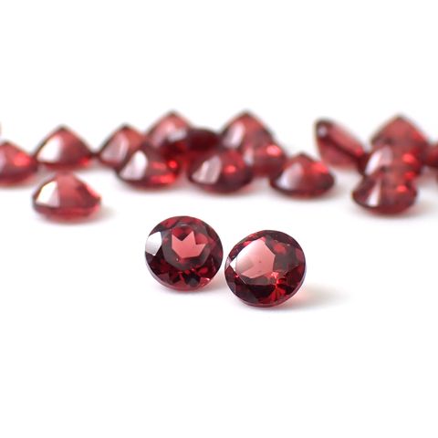 ◇ランダムセレクト◇パイロープアルマンディンガーネット モザンビーク産 約0.30ct / 4x4mm前後 [260532203-PAC]